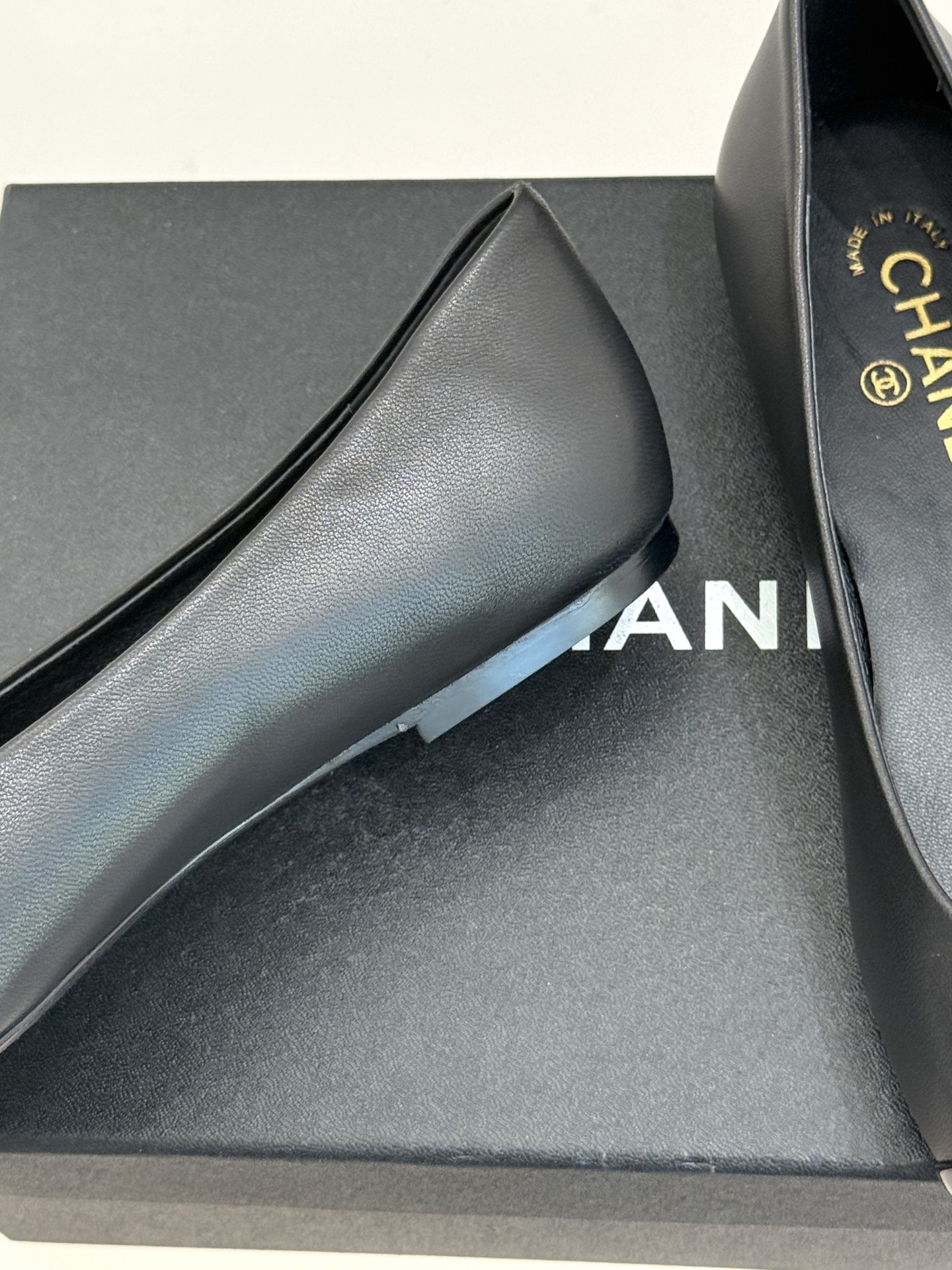 CHANE*｜小香26C新品双C山茶花方头平底芭蕾舞鞋它将品牌标志性符号与芭蕾舞鞋相融鞋身的双C标识与山