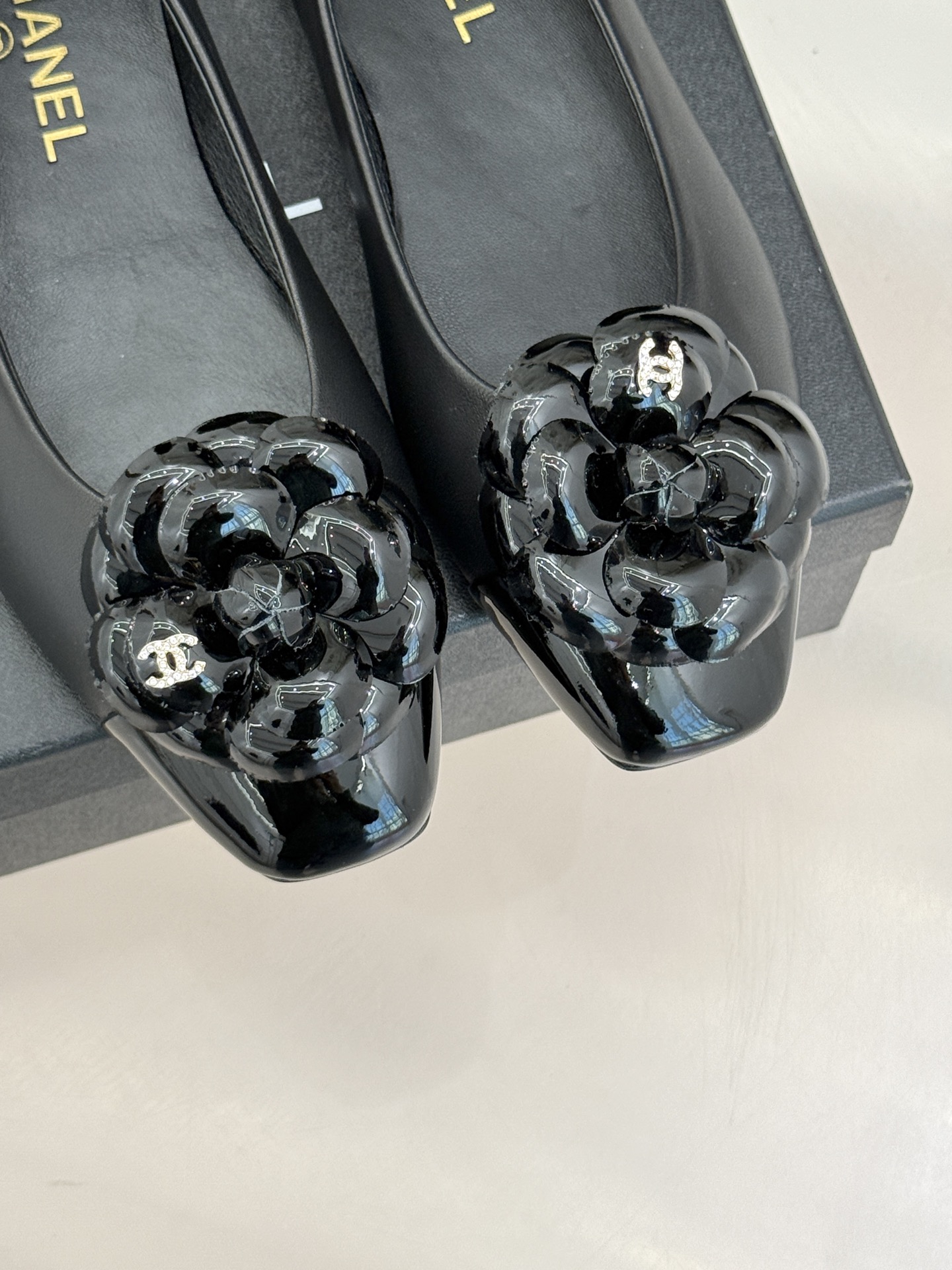 CHANE*｜小香26C新品双C山茶花方头平底芭蕾舞鞋它将品牌标志性符号与芭蕾舞鞋相融鞋身的双C标识与山