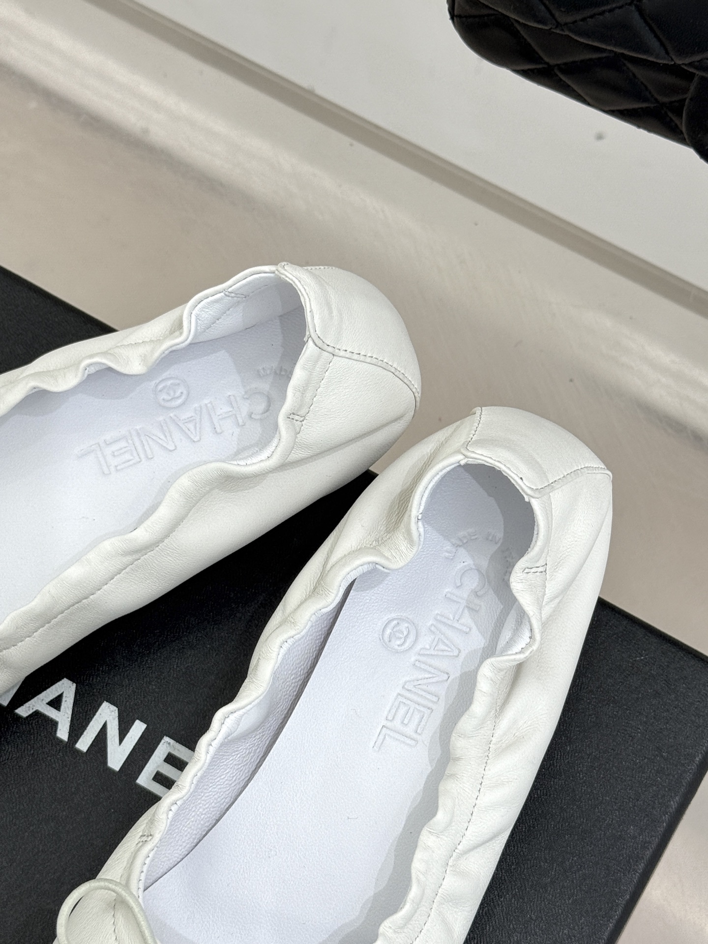 CHANE*｜小香经典中古菱格蝴蝶结芭蕾舞鞋当菱格纹的密码邂逅芭蕾的灵动这双单鞋便成了穿越时光的优雅载体