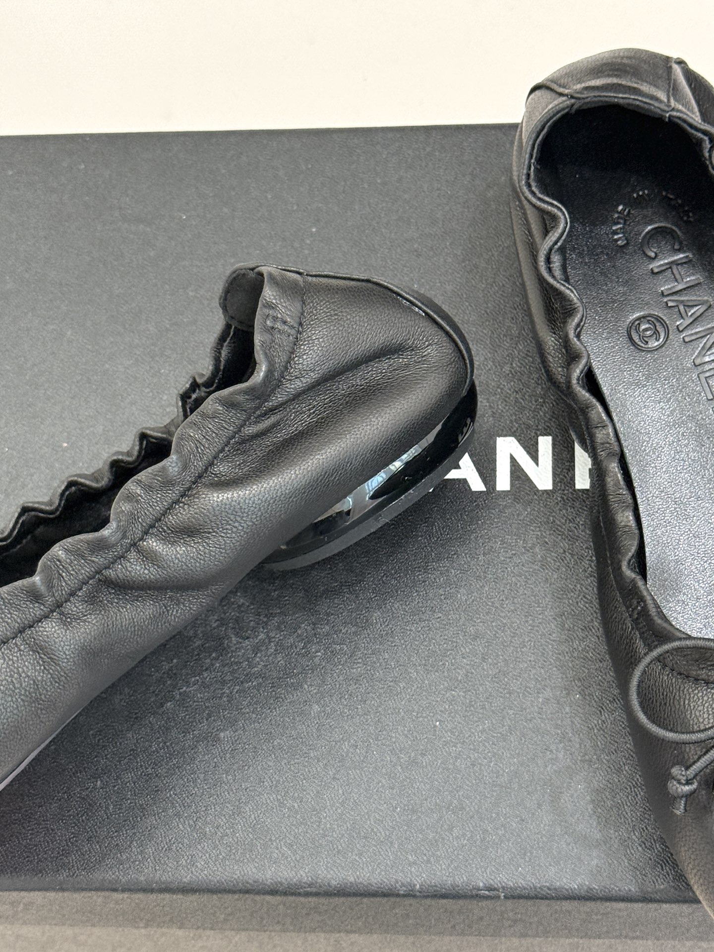 CHANE*｜小香经典中古菱格蝴蝶结芭蕾舞鞋当菱格纹的密码邂逅芭蕾的灵动这双单鞋便成了穿越时光的优雅载体