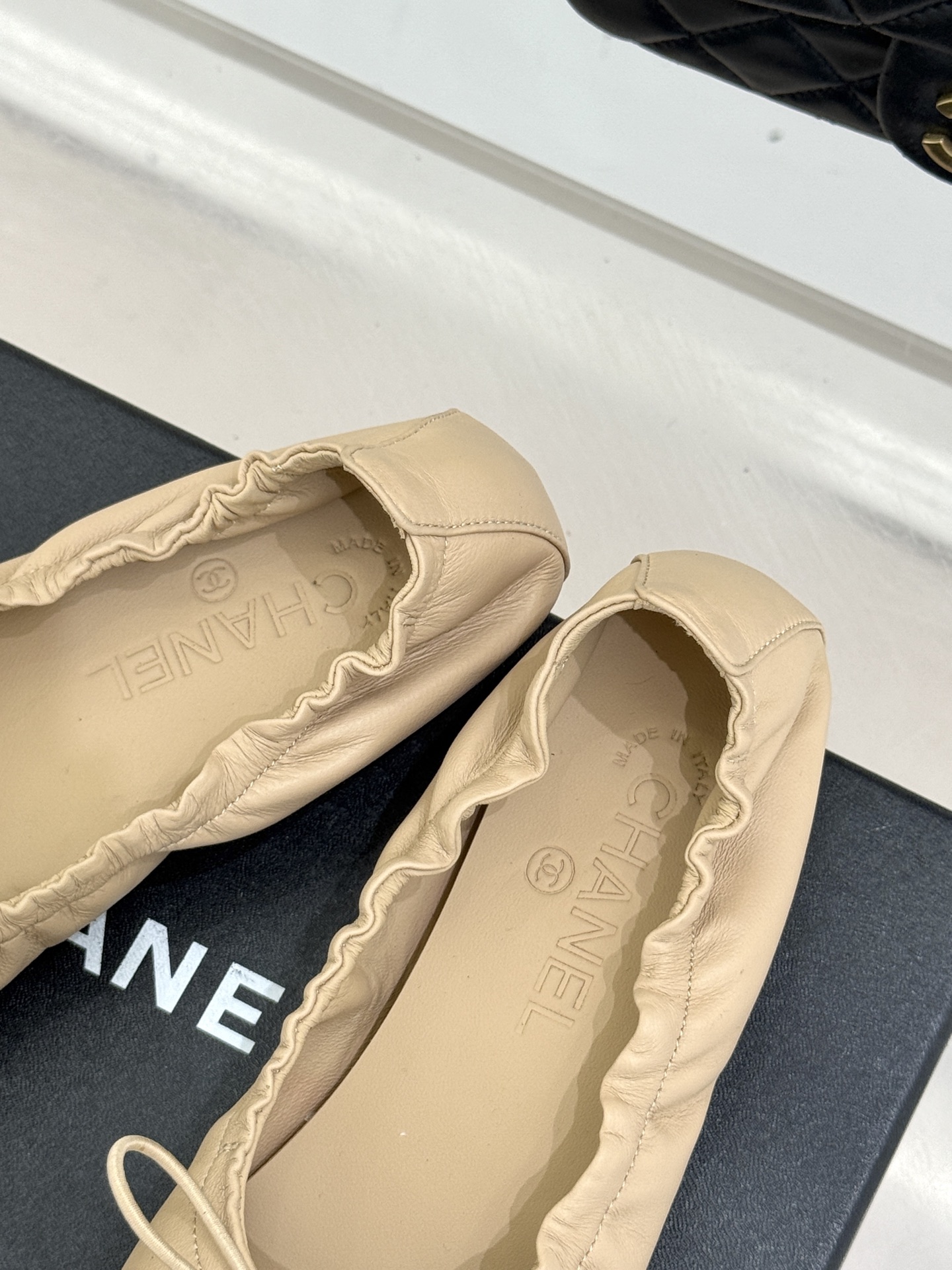 CHANE*｜小香经典中古菱格蝴蝶结芭蕾舞鞋当菱格纹的密码邂逅芭蕾的灵动这双单鞋便成了穿越时光的优雅载体