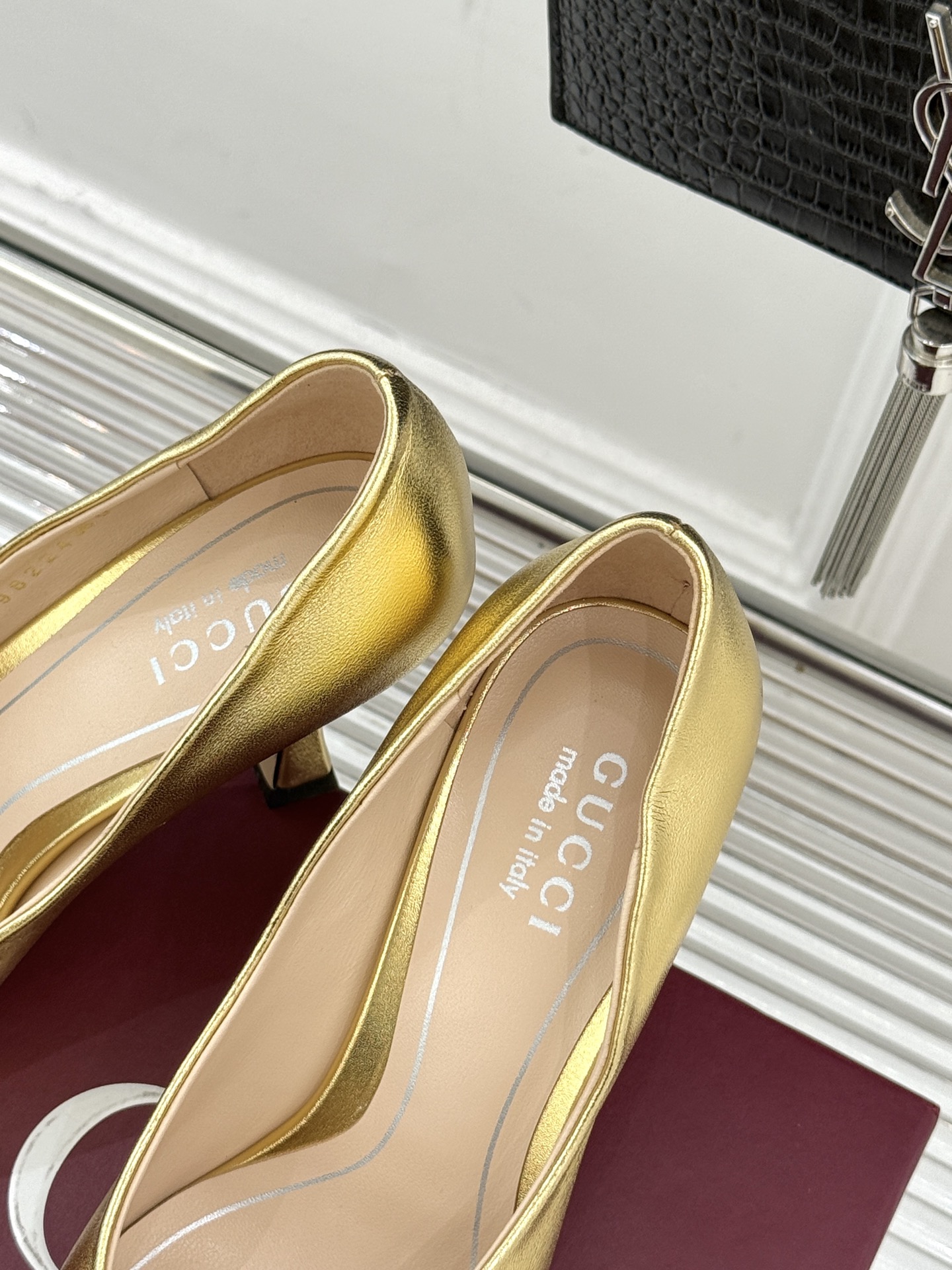 Gucci/古驰26WF早春水钻尖头高跟鞋单鞋溯源佛罗伦萨文艺复兴底蕴这双高跟鞋单鞋以“回归本源将品牌百