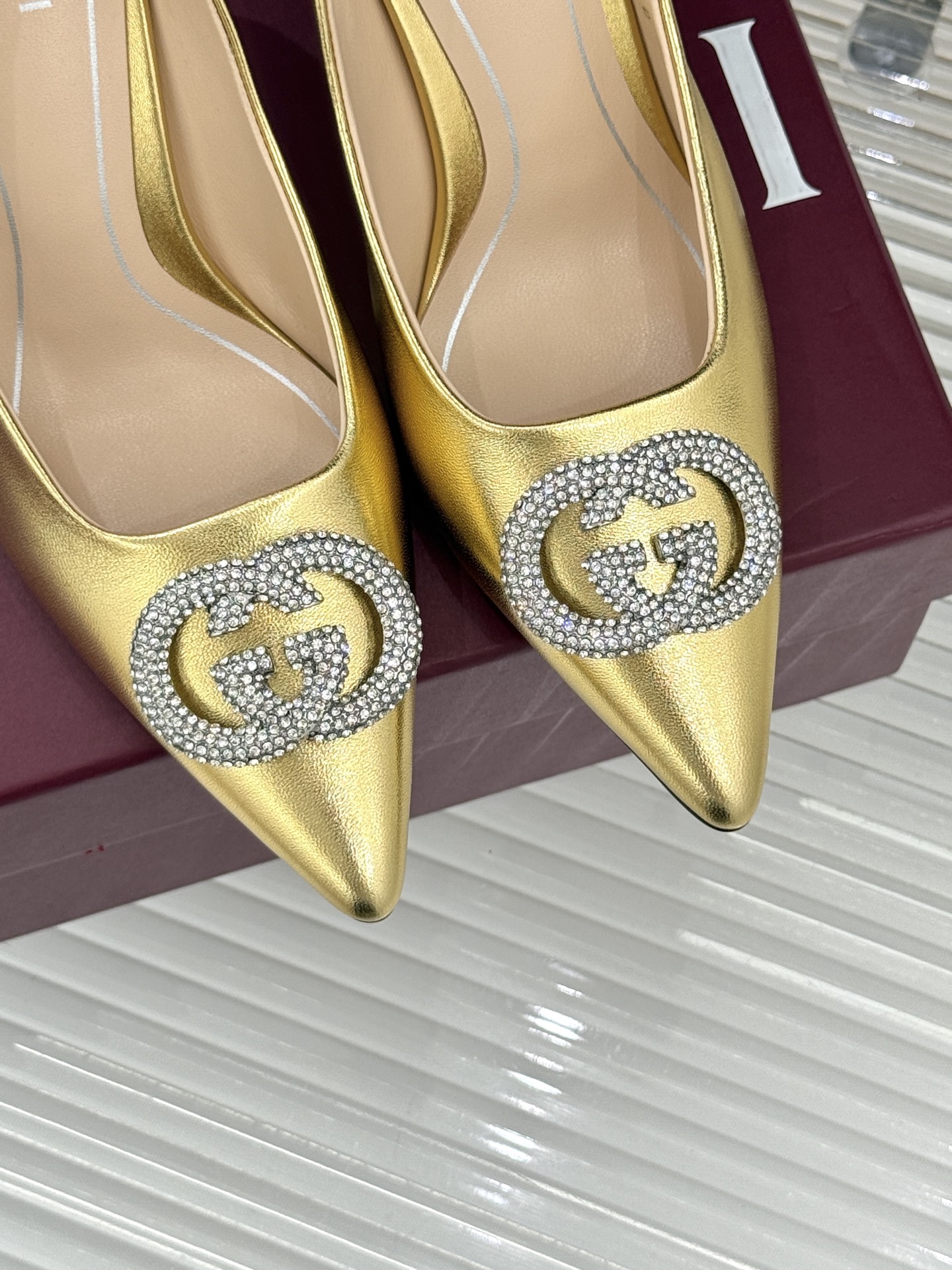 Gucci/古驰26WF早春水钻尖头高跟鞋单鞋溯源佛罗伦萨文艺复兴底蕴这双高跟鞋单鞋以“回归本源将品牌百