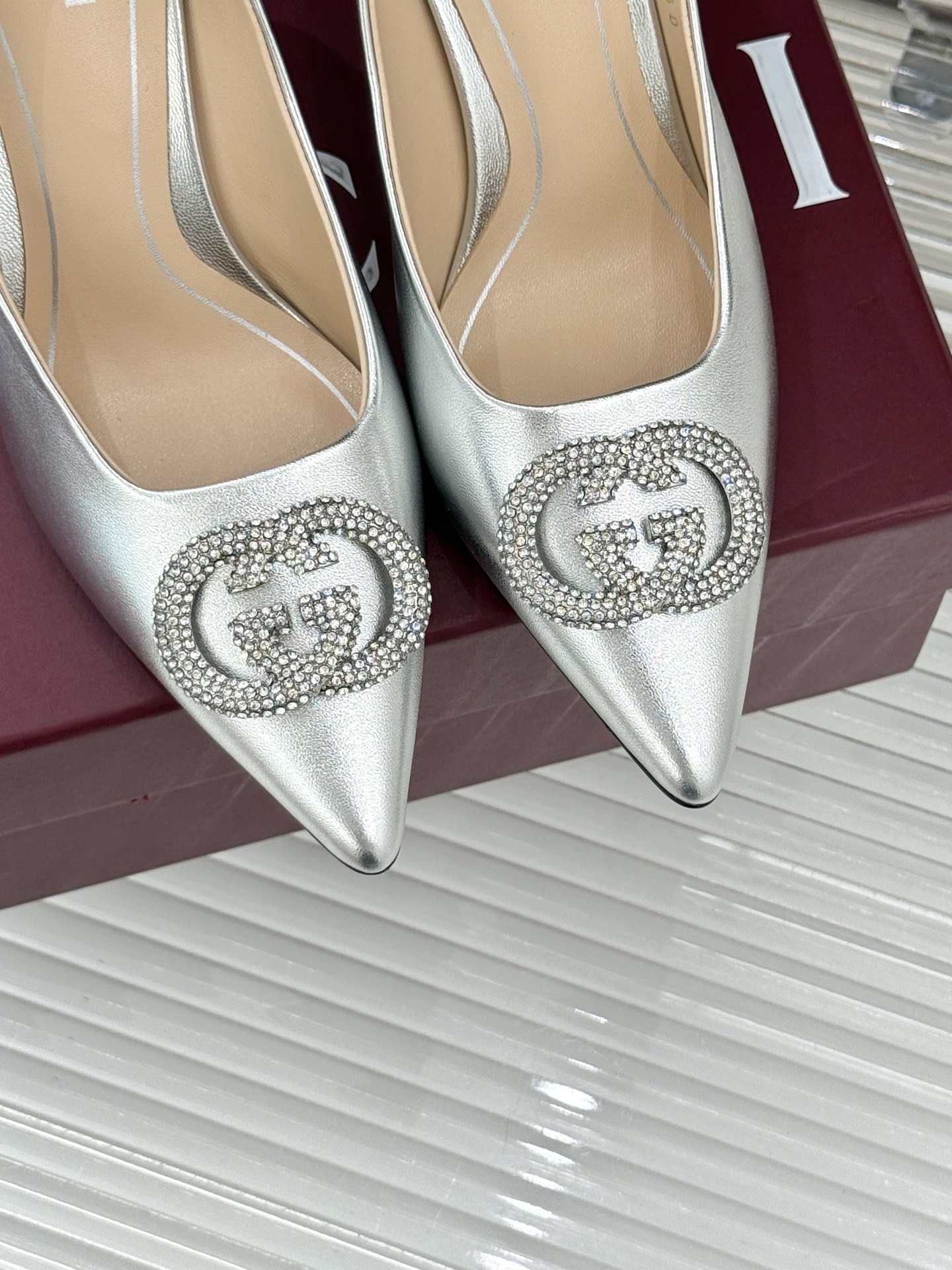 Gucci/古驰26WF早春水钻尖头高跟鞋单鞋溯源佛罗伦萨文艺复兴底蕴这双高跟鞋单鞋以“回归本源将品牌百