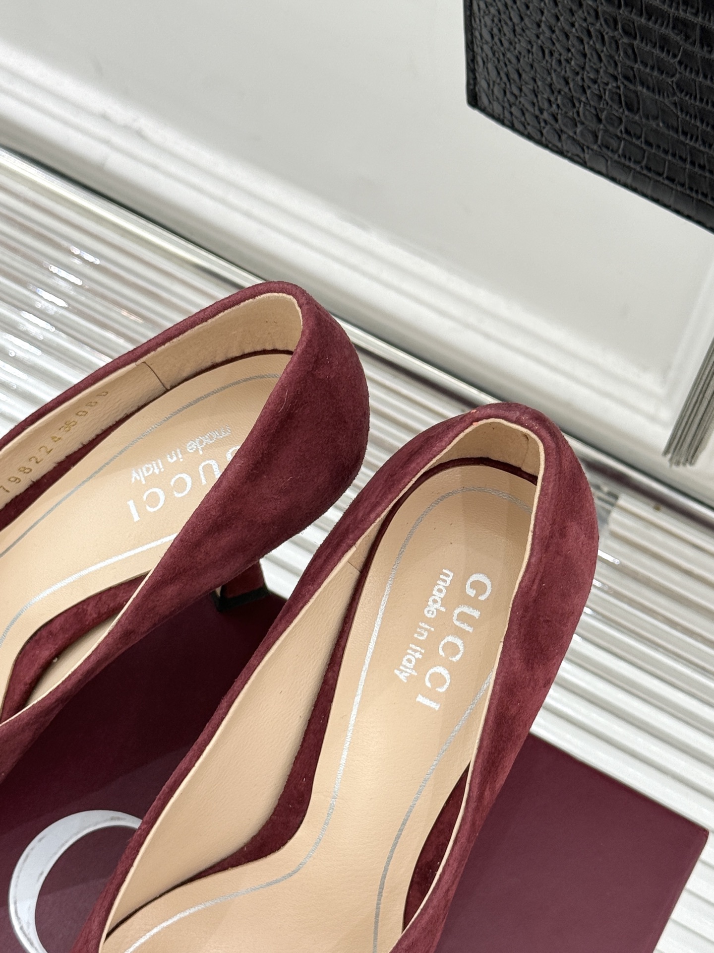 Gucci/古驰26WF早春水钻尖头高跟鞋单鞋溯源佛罗伦萨文艺复兴底蕴这双高跟鞋单鞋以“回归本源将品牌百