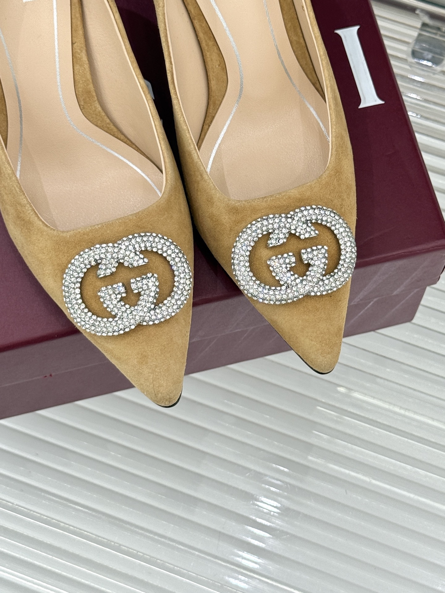 Gucci/古驰26WF早春水钻尖头高跟鞋单鞋溯源佛罗伦萨文艺复兴底蕴这双高跟鞋单鞋以“回归本源将品牌百