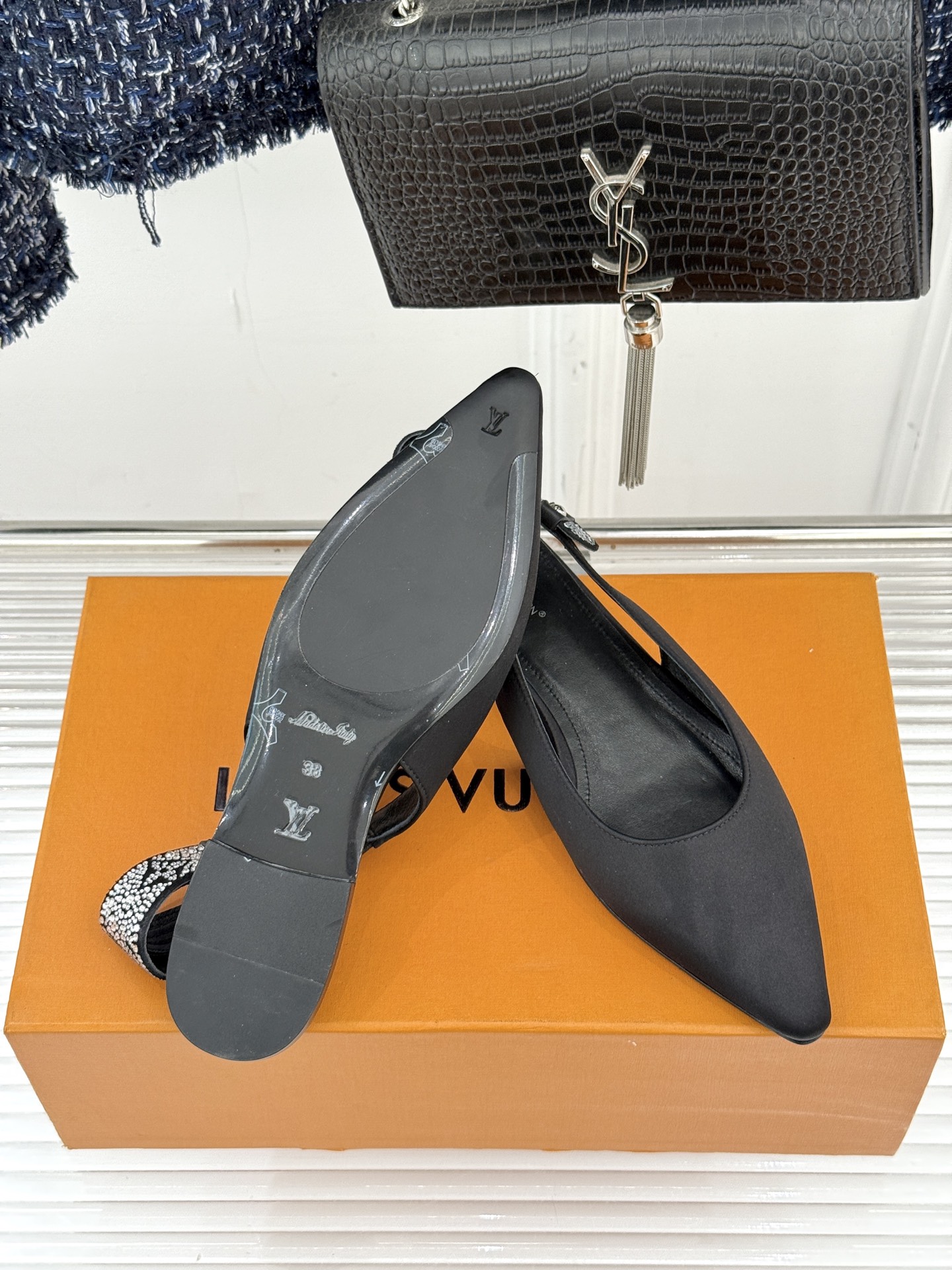 驴牌25WF秋冬新品老花水钻尖头后空高跟凉鞋感受先锋设计与经典格调的激情碰撞让足下生风 成为街头焦点。经