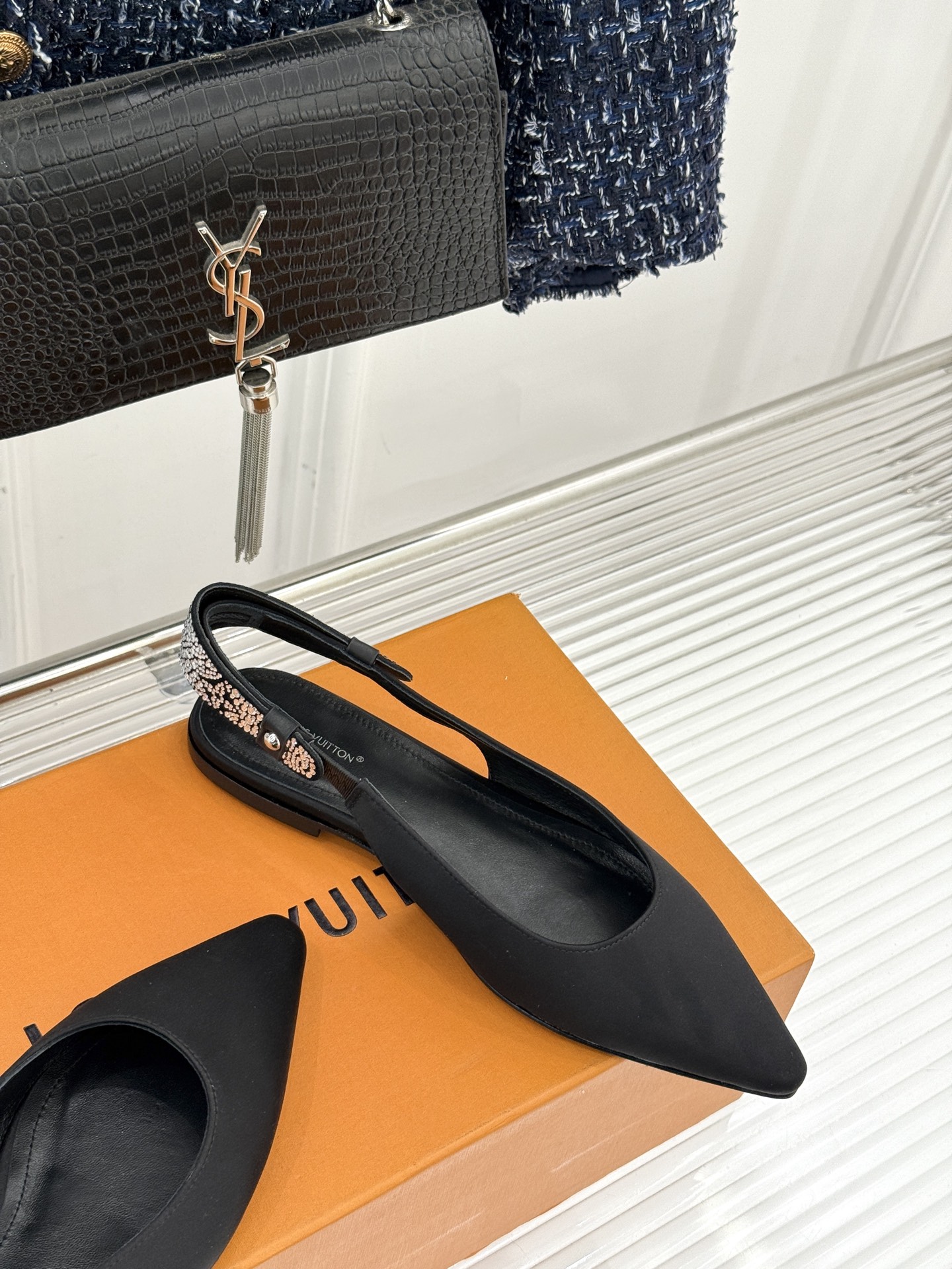 驴牌25WF秋冬新品老花水钻尖头后空高跟凉鞋感受先锋设计与经典格调的激情碰撞让足下生风 成为街头焦点。经