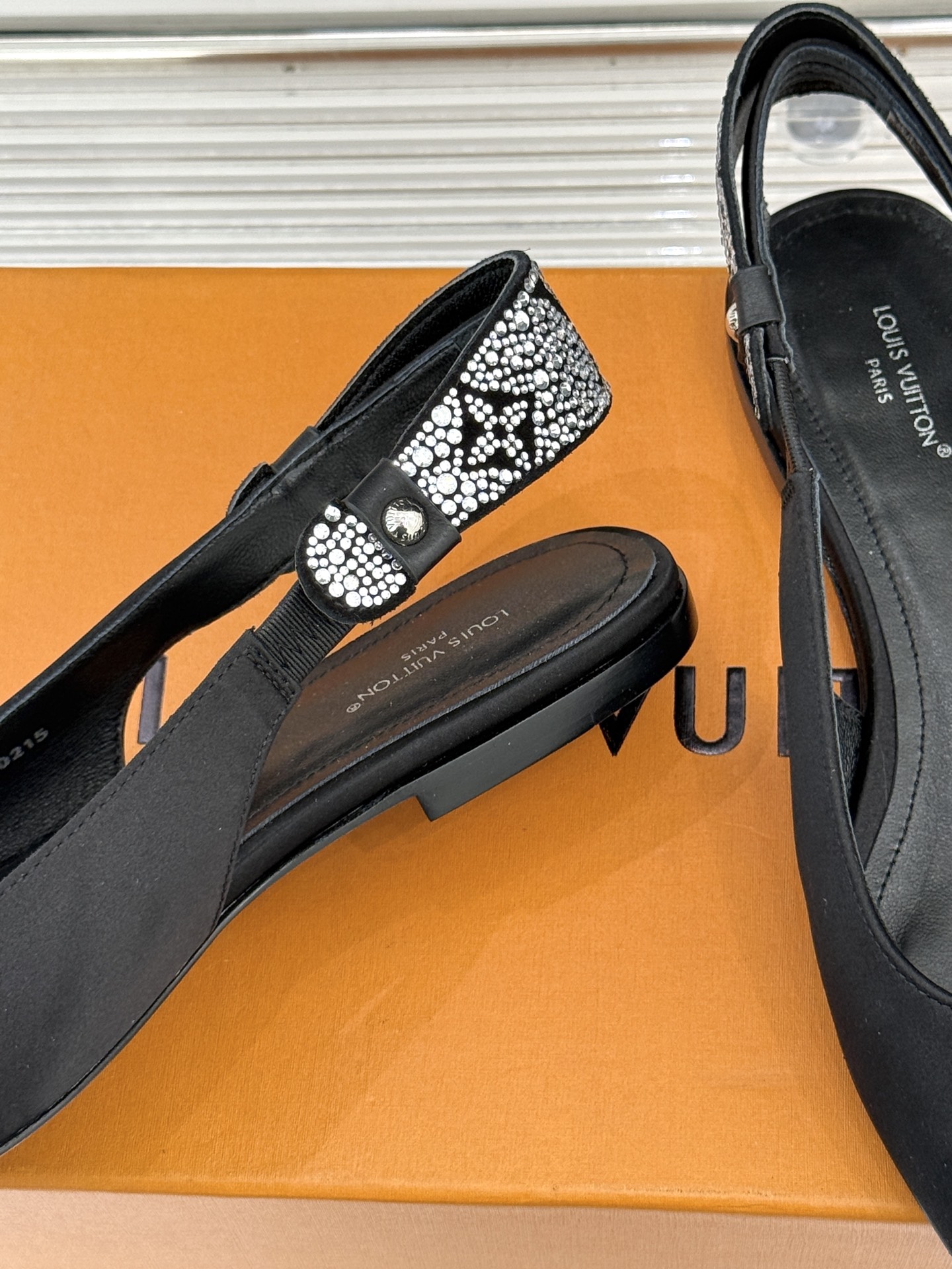 驴牌25WF秋冬新品老花水钻尖头后空高跟凉鞋感受先锋设计与经典格调的激情碰撞让足下生风 成为街头焦点。经