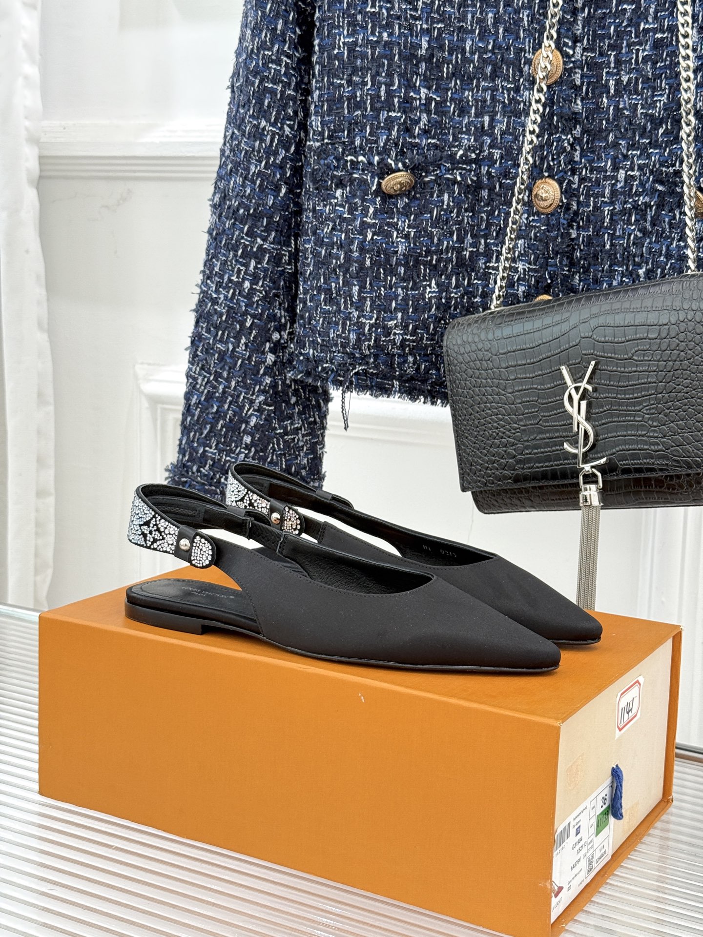 NO:639950,With diamonds, donkey brand 25WF autumn and winter new presbyopia rhinestone pointed toe high-heeled sandals feel the passionate collision of avant-garde design and classic style, making your feet windy and becoming the focus of the street. The collision of classic presbyopia and modern fashion sparks the brand heritage with every step. The exquisite metal LV logo is embellished on it, highlighting luxury in a low-key manner and inadvertently showing extraordinary taste. The individual pointed toe design is neat and fashionable, perfectly elongating the leg line, giving you confidence and freedom when walking.  The two heights find a perfect balance between elegance and comfort, allowing you to exude charm and aura in every move. Pair it with slim jeans and a simple top to create a smart commuting style. Combined with a floral dress, it is an elegant and romantic French style. Wear it to a party and instantly become the focus of the audience. The fabric is made of original custom fabrics, and the lining and feet are all sheepskin. The genuine leather outsole imported from Italy size35-39 (customized 40/41), louis vuitton, louis  vuitton,sandals,skirts,jeans,sheepskin,Leather soles19860909带钻 驴牌25WF秋冬新品老花水钻尖头后空 高跟凉鞋 感受先锋设计与经典格调的激情碰撞 让足下生风 成为街头焦点. 经典老花与现代时尚碰撞出火花 每一步都踏出品牌底蕴. 精致金属LV标识点缀其上 低调中彰显奢华 不经意间展现非凡品味. 个性尖头设计 利落又时尚 完美拉长腿部线条 赋予你行走间的自信与洒脱. 两种高度 在优雅与舒适间找到绝妙平衡 让你在举手投足间散发迷人魅力 气场全开. 搭配修身牛仔裤和简约上衣 打造干练通勤风 与碎花连衣裙组合 就是优雅浪漫的法式风情 穿上它参加派对 瞬间成为全场焦点. 面料采用原版定制面料 内里垫脚均为羊皮 意大利进口真皮大底 size35-39（40/41定制）,,louis vuitton,louis vuitton,sandals,skirts,jeans,sheepskin,Leather soles,Men's shoes