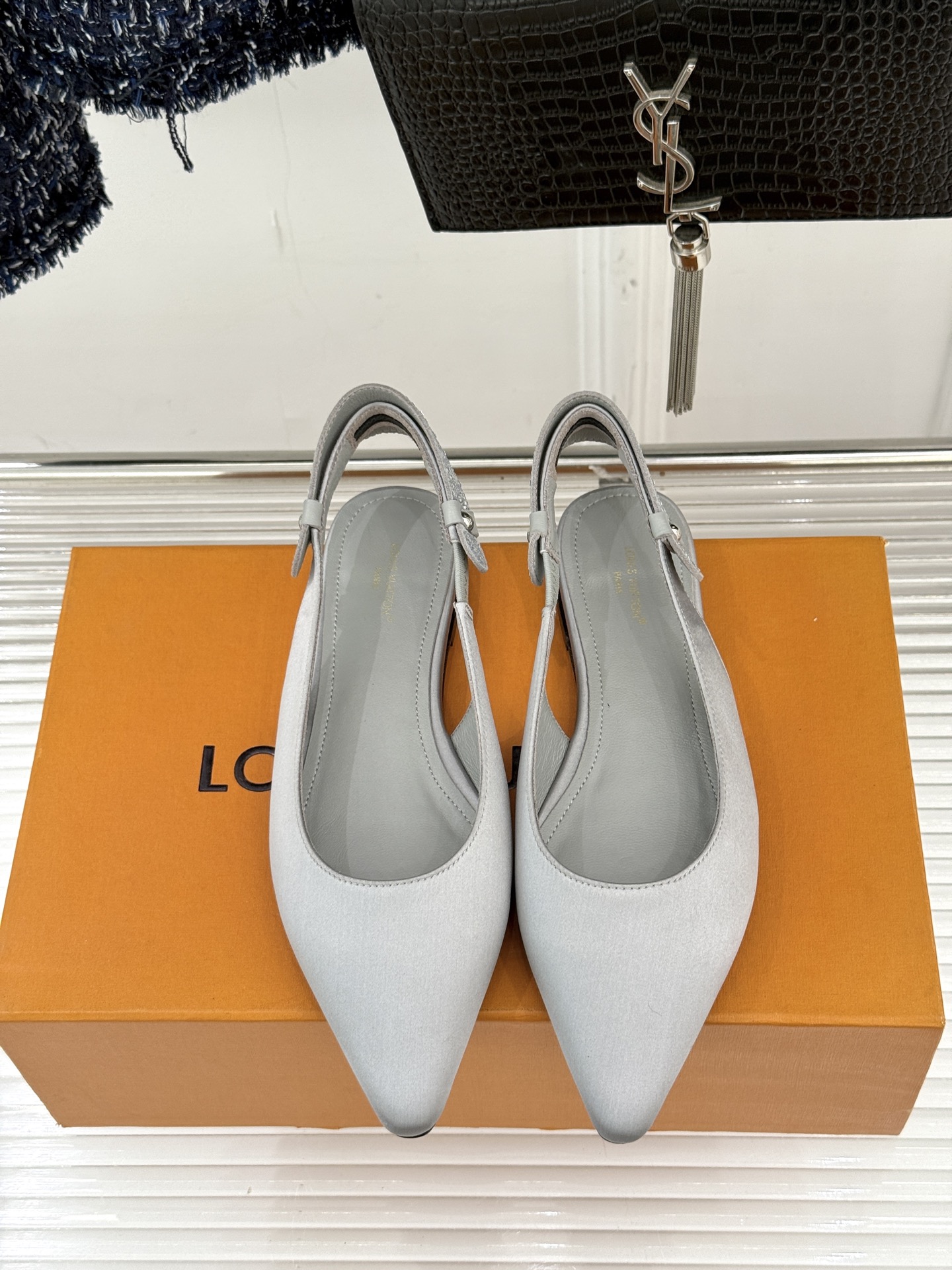 驴牌25WF秋冬新品老花水钻尖头后空高跟凉鞋感受先锋设计与经典格调的激情碰撞让足下生风 成为街头焦点。经