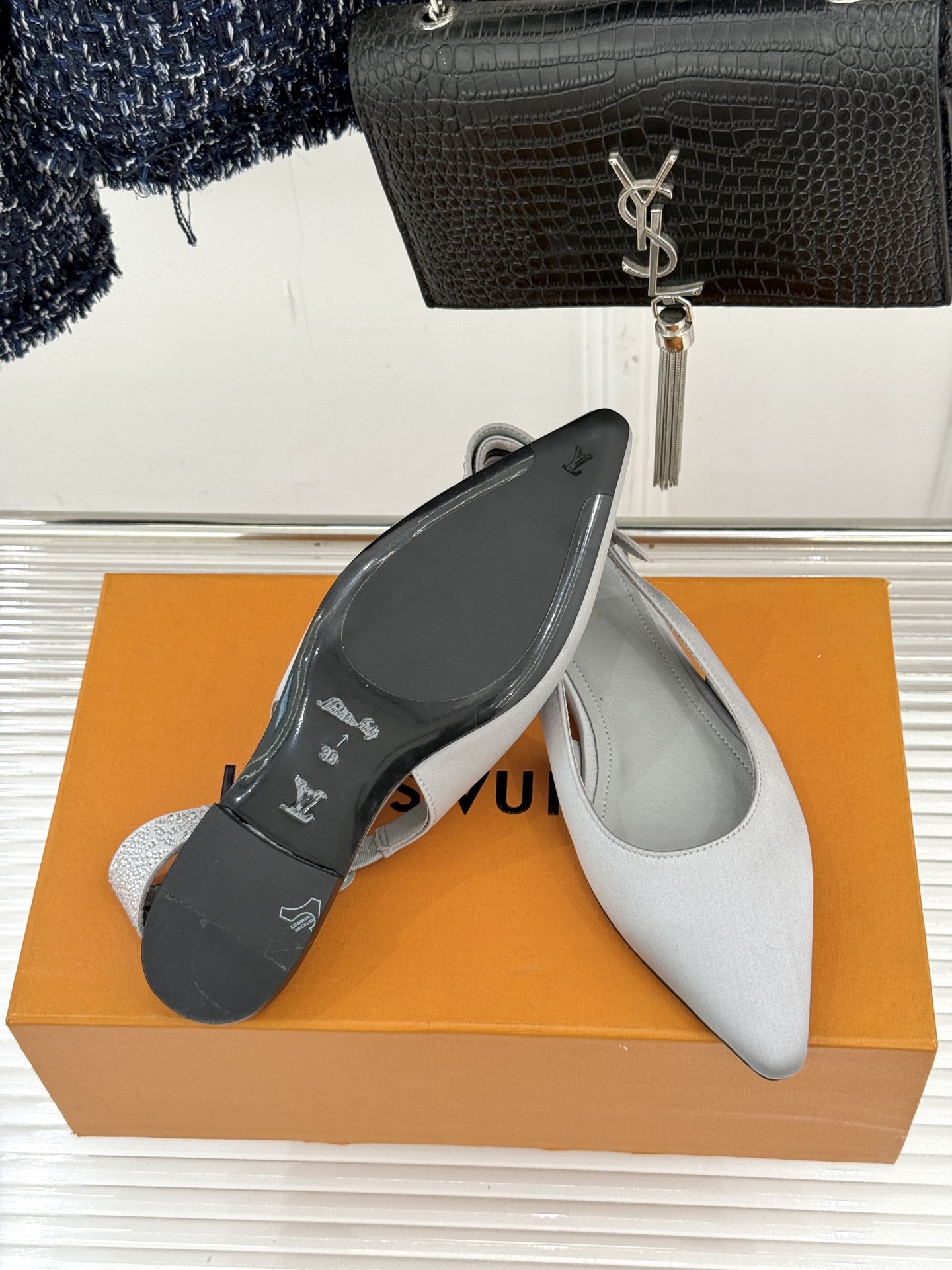 驴牌25WF秋冬新品老花水钻尖头后空高跟凉鞋感受先锋设计与经典格调的激情碰撞让足下生风 成为街头焦点。经