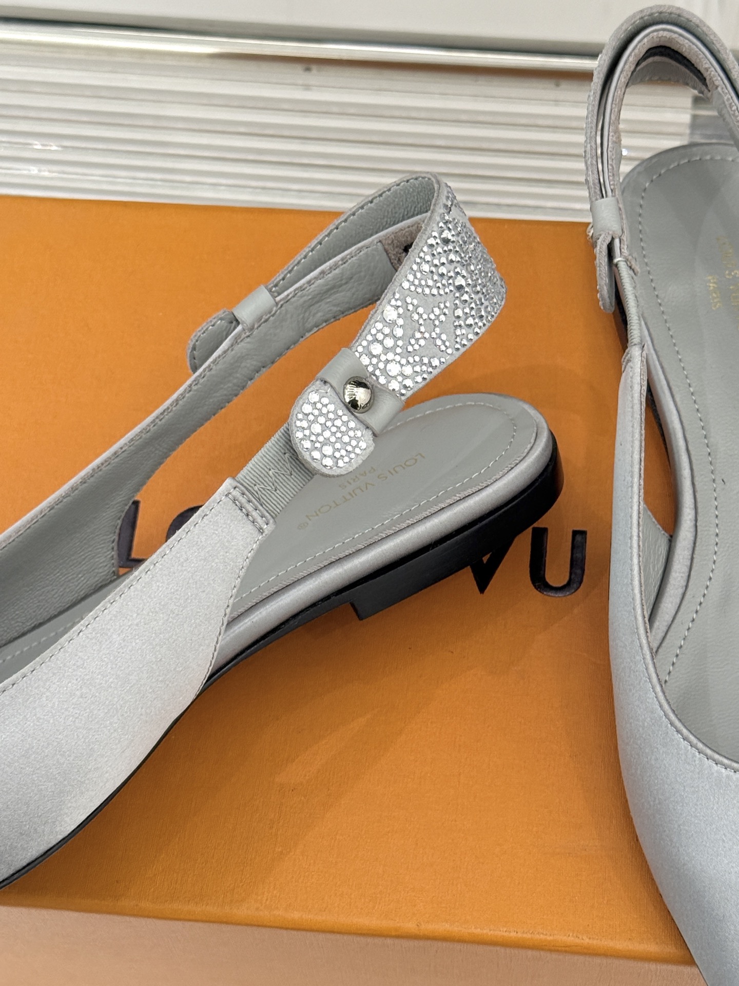 驴牌25WF秋冬新品老花水钻尖头后空高跟凉鞋感受先锋设计与经典格调的激情碰撞让足下生风 成为街头焦点。经