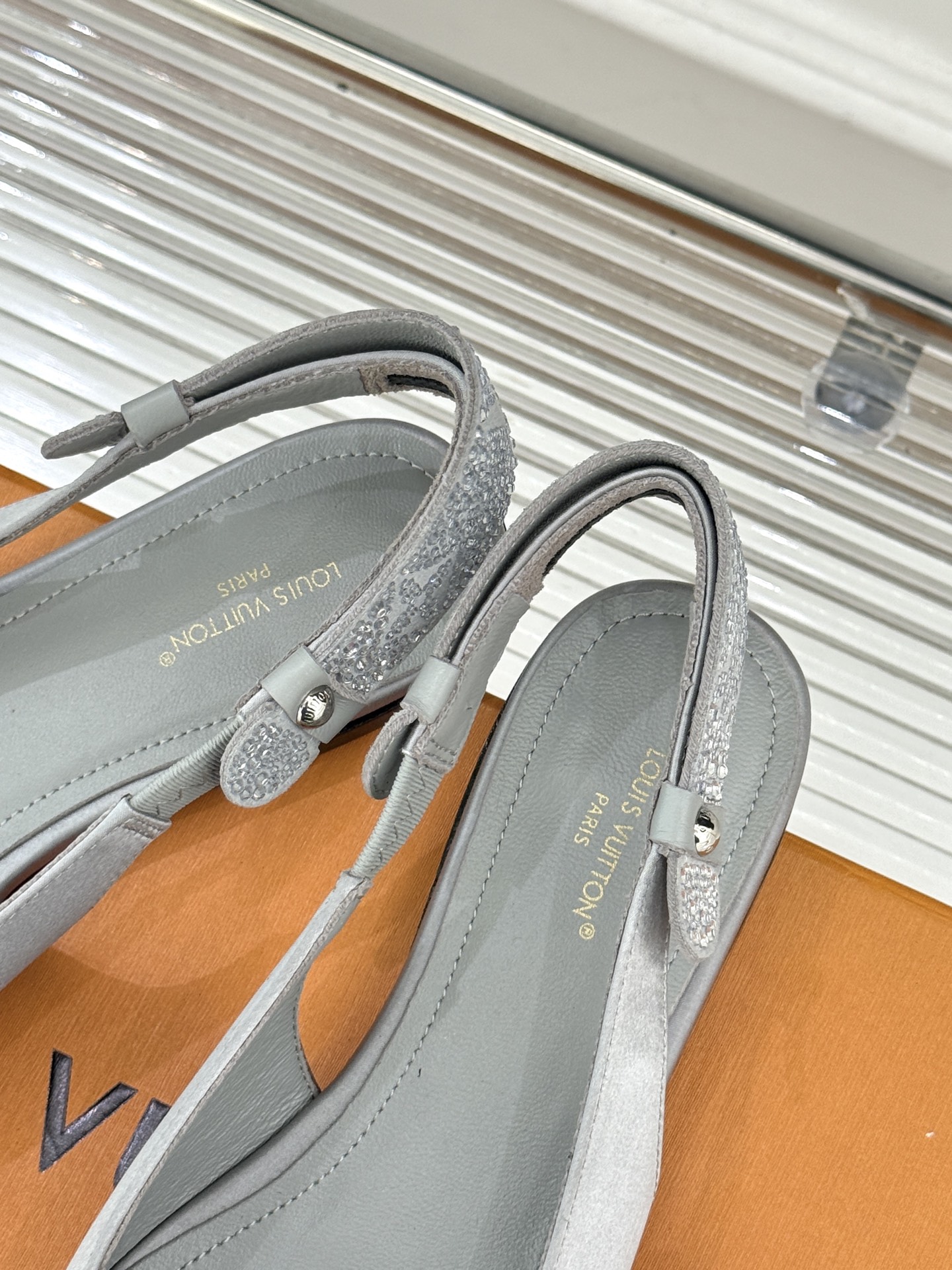 驴牌25WF秋冬新品老花水钻尖头后空高跟凉鞋感受先锋设计与经典格调的激情碰撞让足下生风 成为街头焦点。经