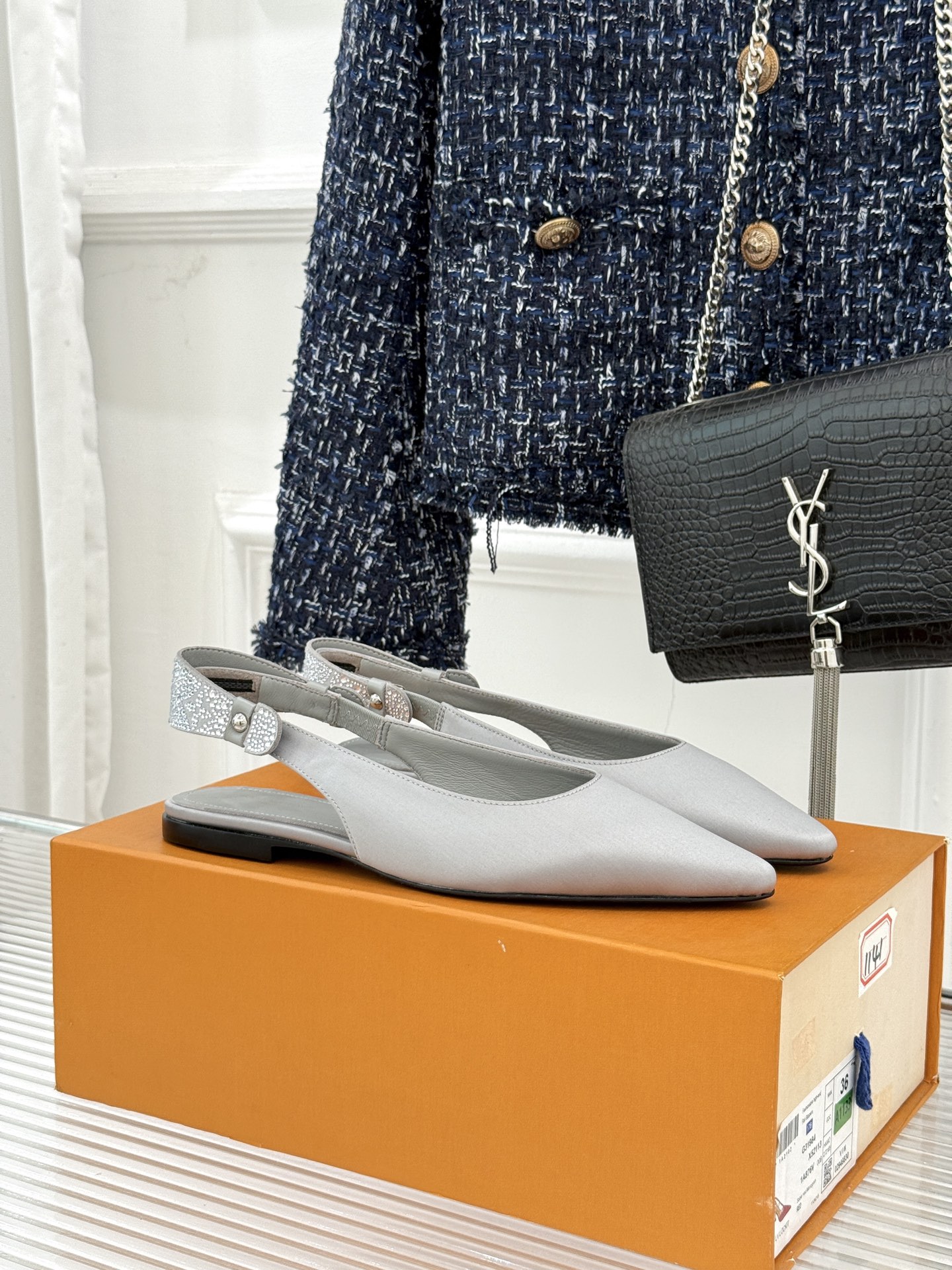 驴牌25WF秋冬新品老花水钻尖头后空高跟凉鞋感受先锋设计与经典格调的激情碰撞让足下生风 成为街头焦点。经