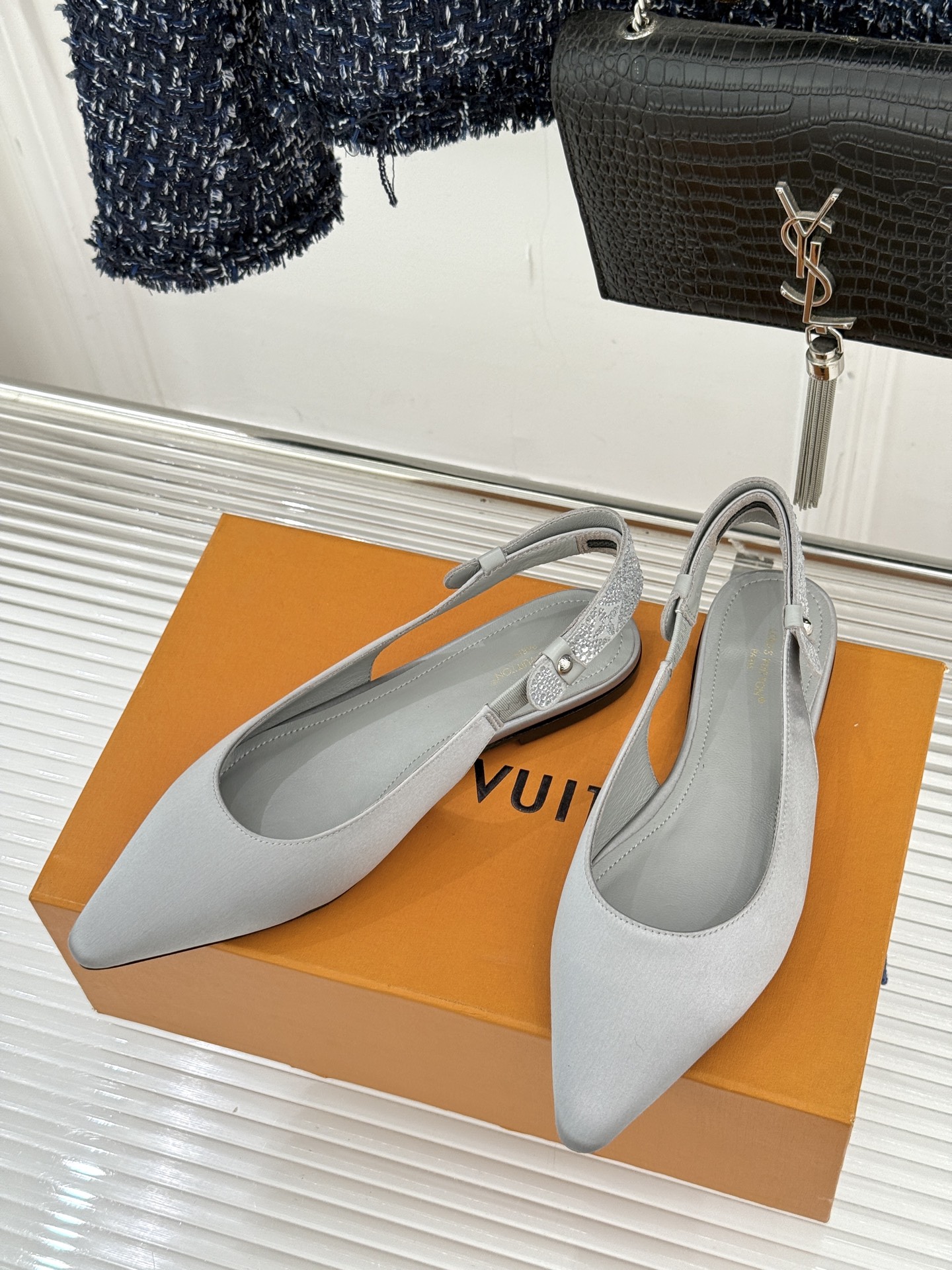 驴牌25WF秋冬新品老花水钻尖头后空高跟凉鞋感受先锋设计与经典格调的激情碰撞让足下生风 成为街头焦点。经