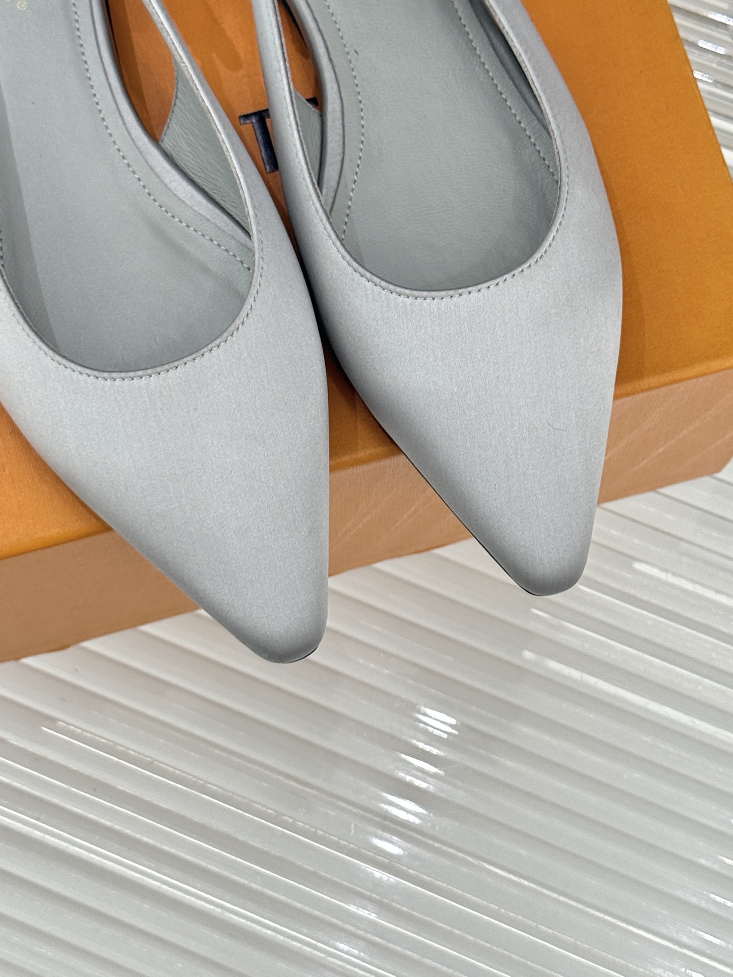 驴牌25WF秋冬新品老花水钻尖头后空高跟凉鞋感受先锋设计与经典格调的激情碰撞让足下生风 成为街头焦点。经