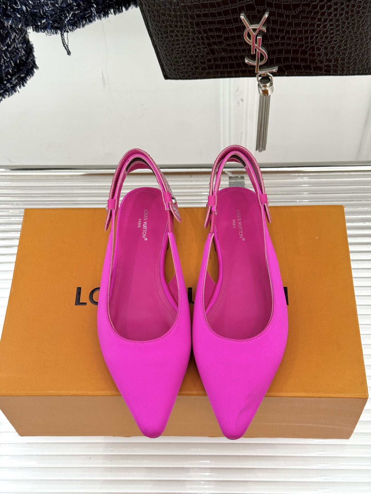 驴牌25WF秋冬新品老花水钻尖头后空高跟凉鞋感受先锋设计与经典格调的激情碰撞让足下生风 成为街头焦点。经