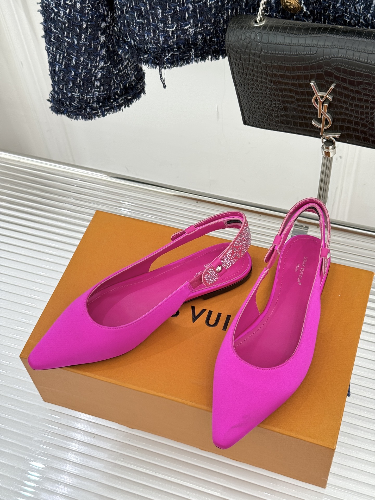 驴牌25WF秋冬新品老花水钻尖头后空高跟凉鞋感受先锋设计与经典格调的激情碰撞让足下生风 成为街头焦点。经