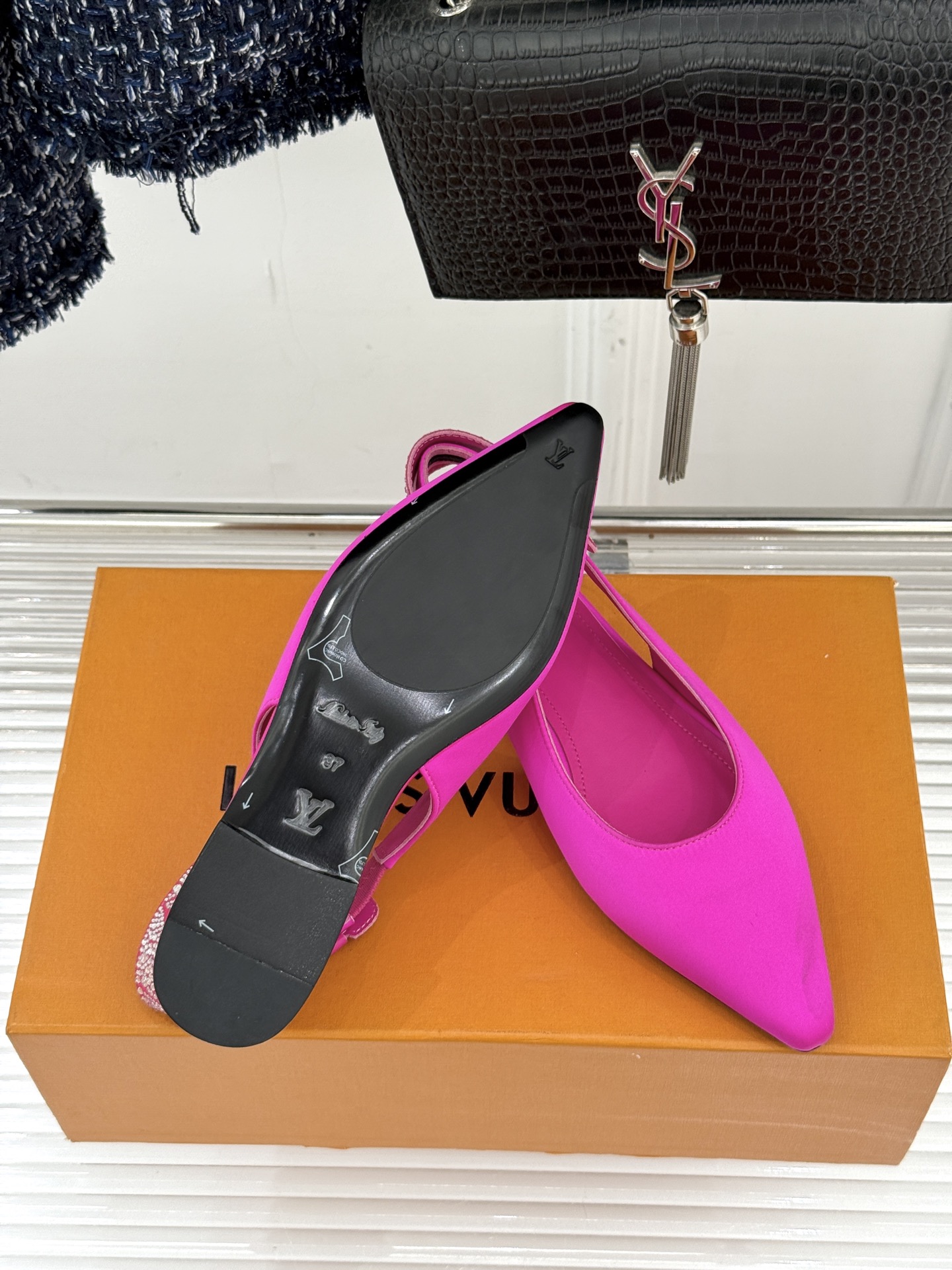 驴牌25WF秋冬新品老花水钻尖头后空高跟凉鞋感受先锋设计与经典格调的激情碰撞让足下生风 成为街头焦点。经