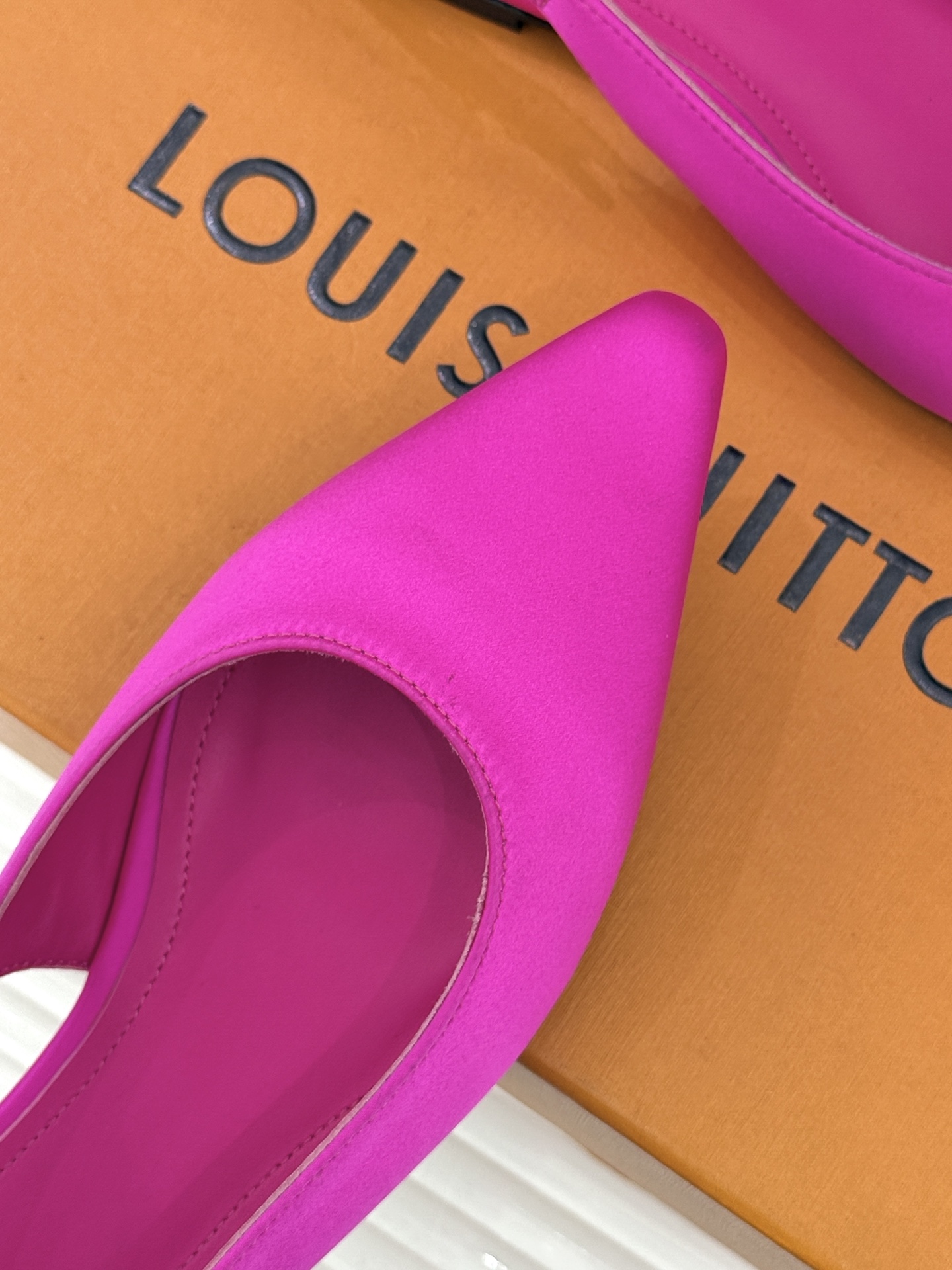 驴牌25WF秋冬新品老花水钻尖头后空高跟凉鞋感受先锋设计与经典格调的激情碰撞让足下生风 成为街头焦点。经