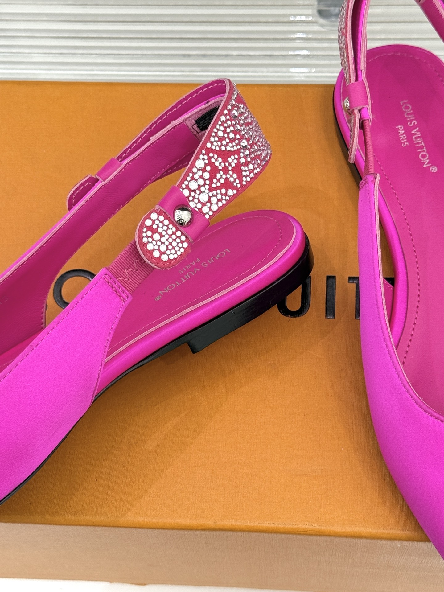 驴牌25WF秋冬新品老花水钻尖头后空高跟凉鞋感受先锋设计与经典格调的激情碰撞让足下生风 成为街头焦点。经