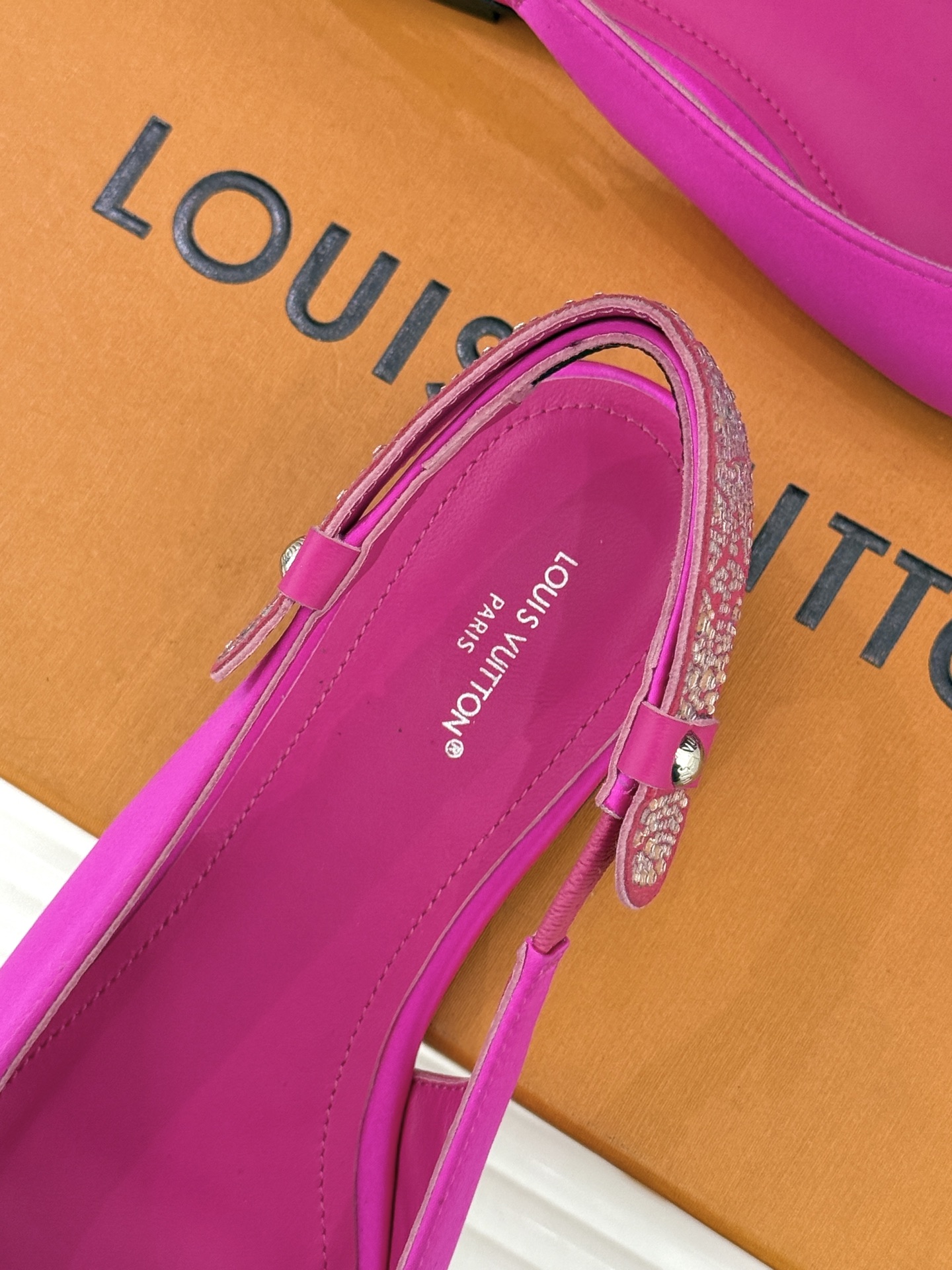 驴牌25WF秋冬新品老花水钻尖头后空高跟凉鞋感受先锋设计与经典格调的激情碰撞让足下生风 成为街头焦点。经