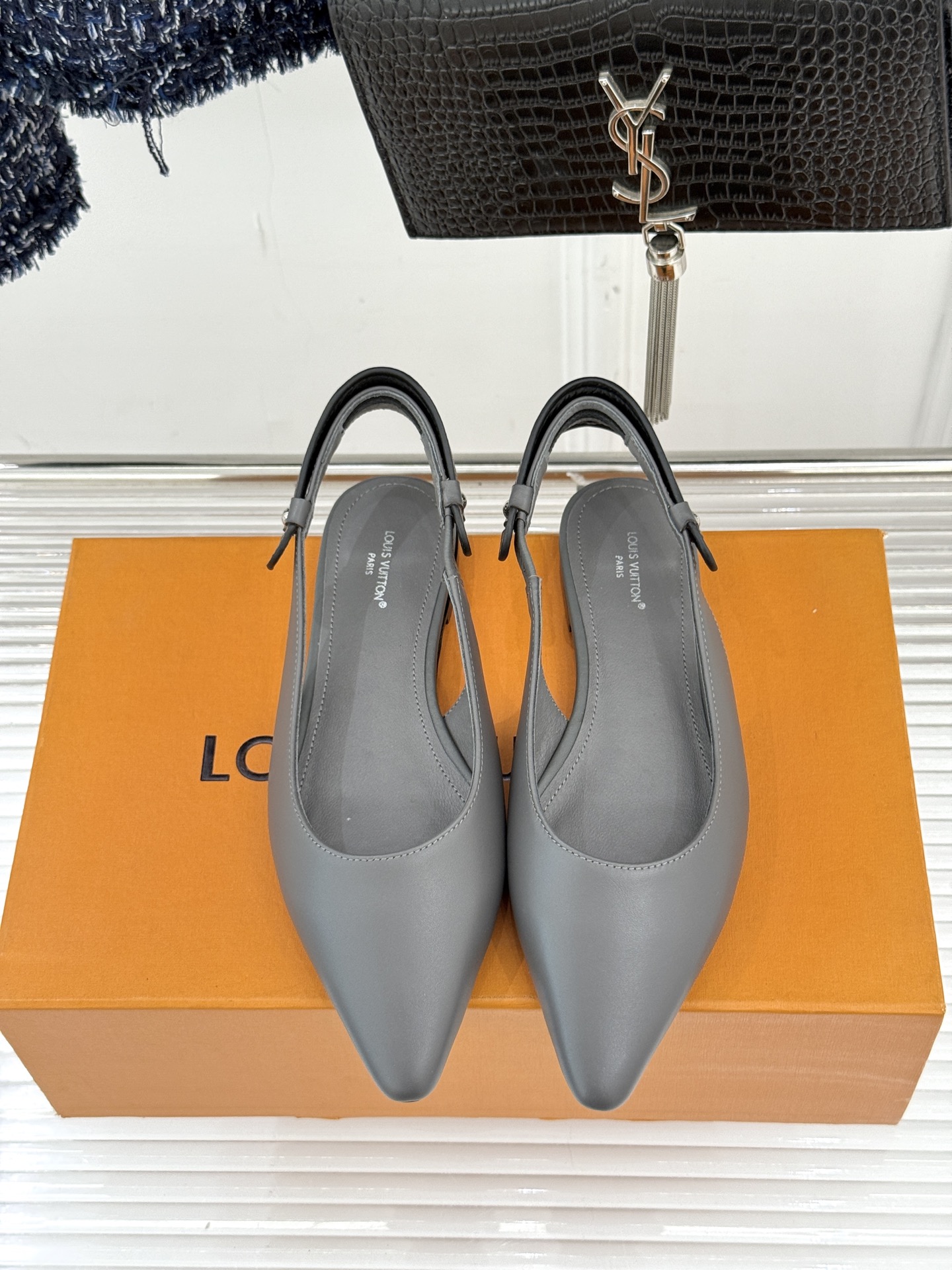 驴牌25WF秋冬新品老花水钻尖头后空高跟凉鞋感受先锋设计与经典格调的激情碰撞让足下生风 成为街头焦点。经