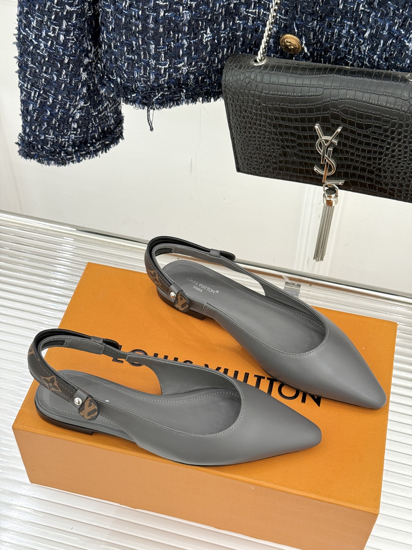 驴牌25WF秋冬新品老花水钻尖头后空高跟凉鞋感受先锋设计与经典格调的激情碰撞让足下生风 成为街头焦点。经