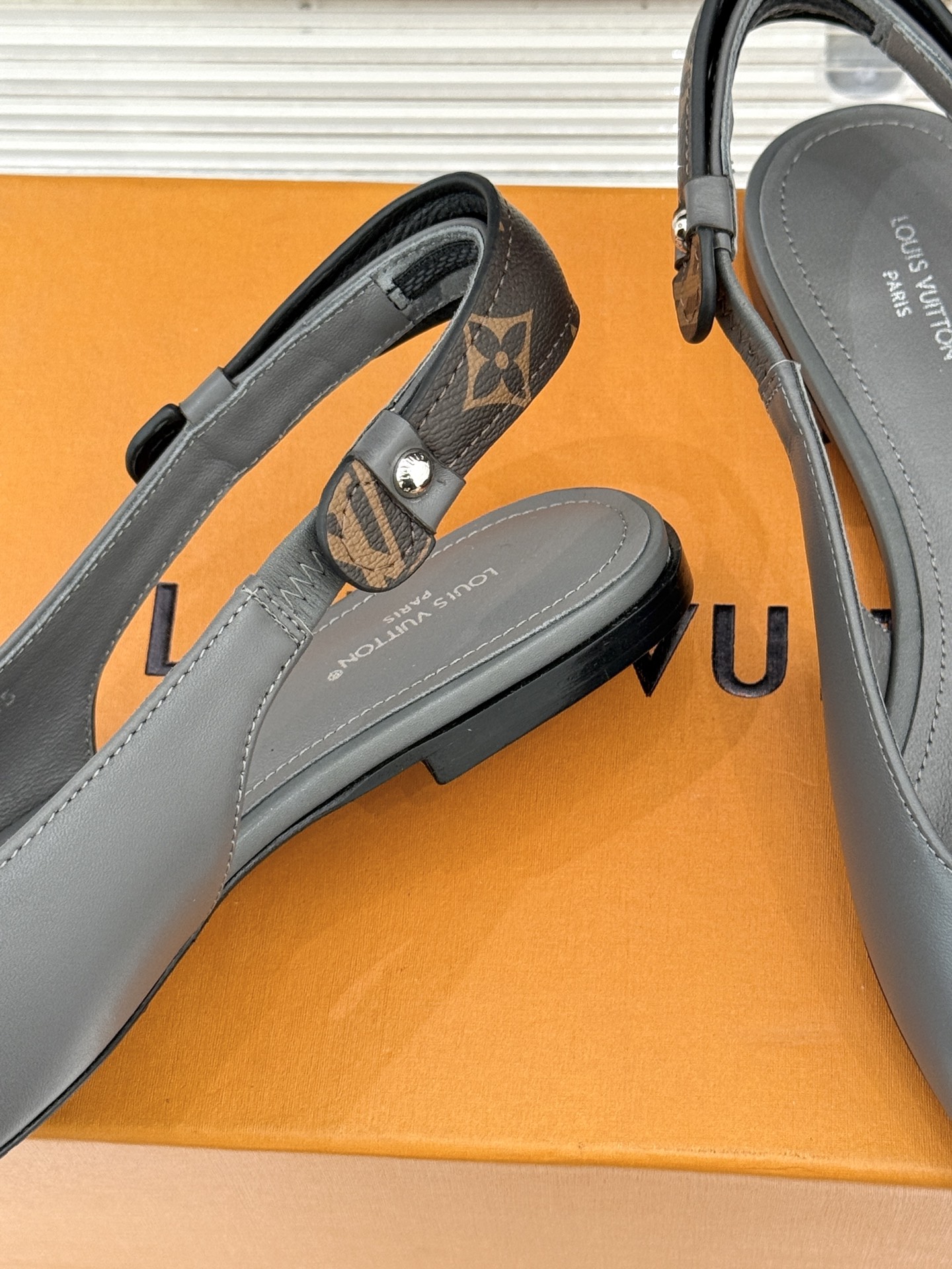 驴牌25WF秋冬新品老花水钻尖头后空高跟凉鞋感受先锋设计与经典格调的激情碰撞让足下生风 成为街头焦点。经