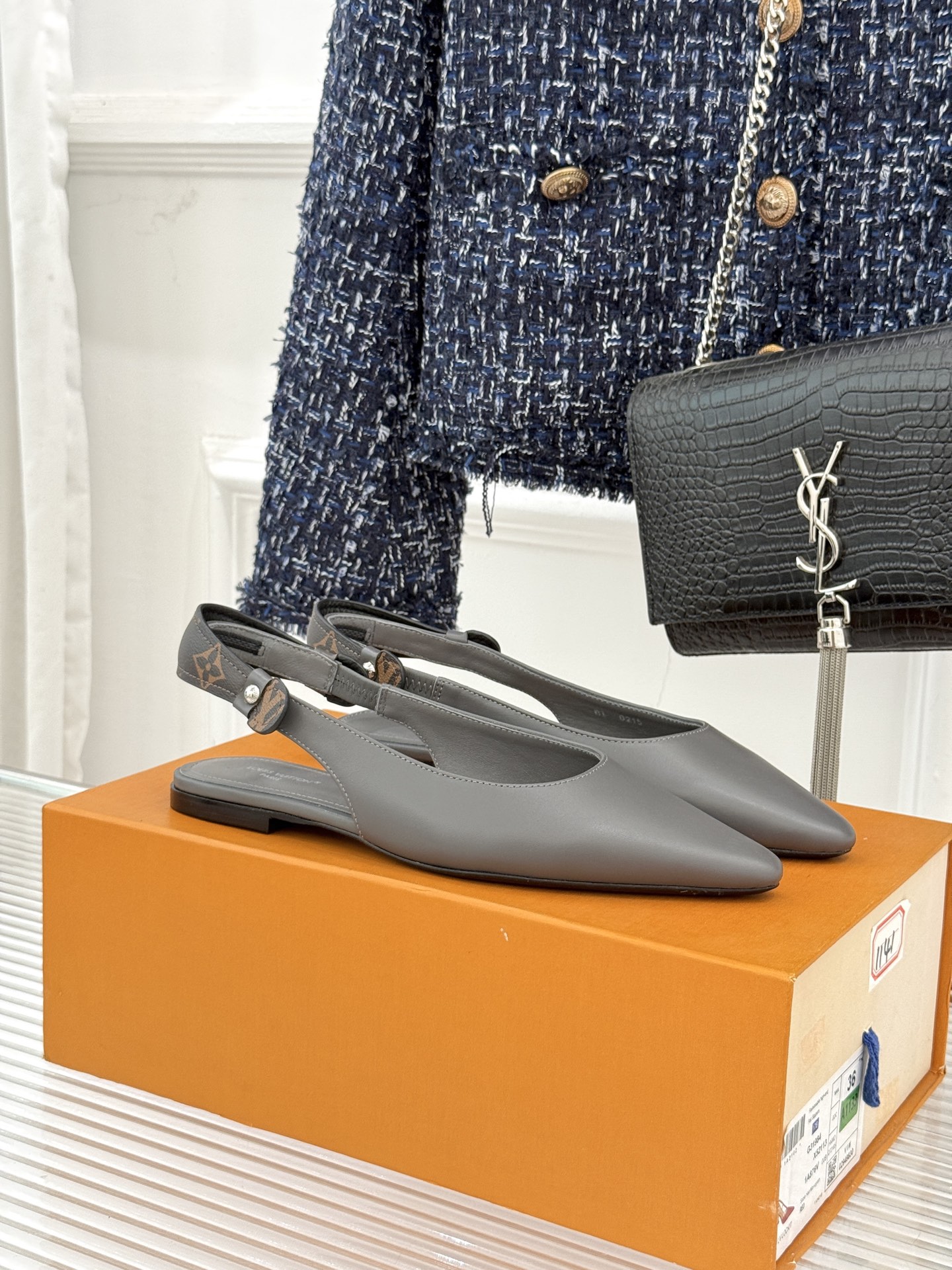 驴牌25WF秋冬新品老花水钻尖头后空高跟凉鞋感受先锋设计与经典格调的激情碰撞让足下生风 成为街头焦点。经