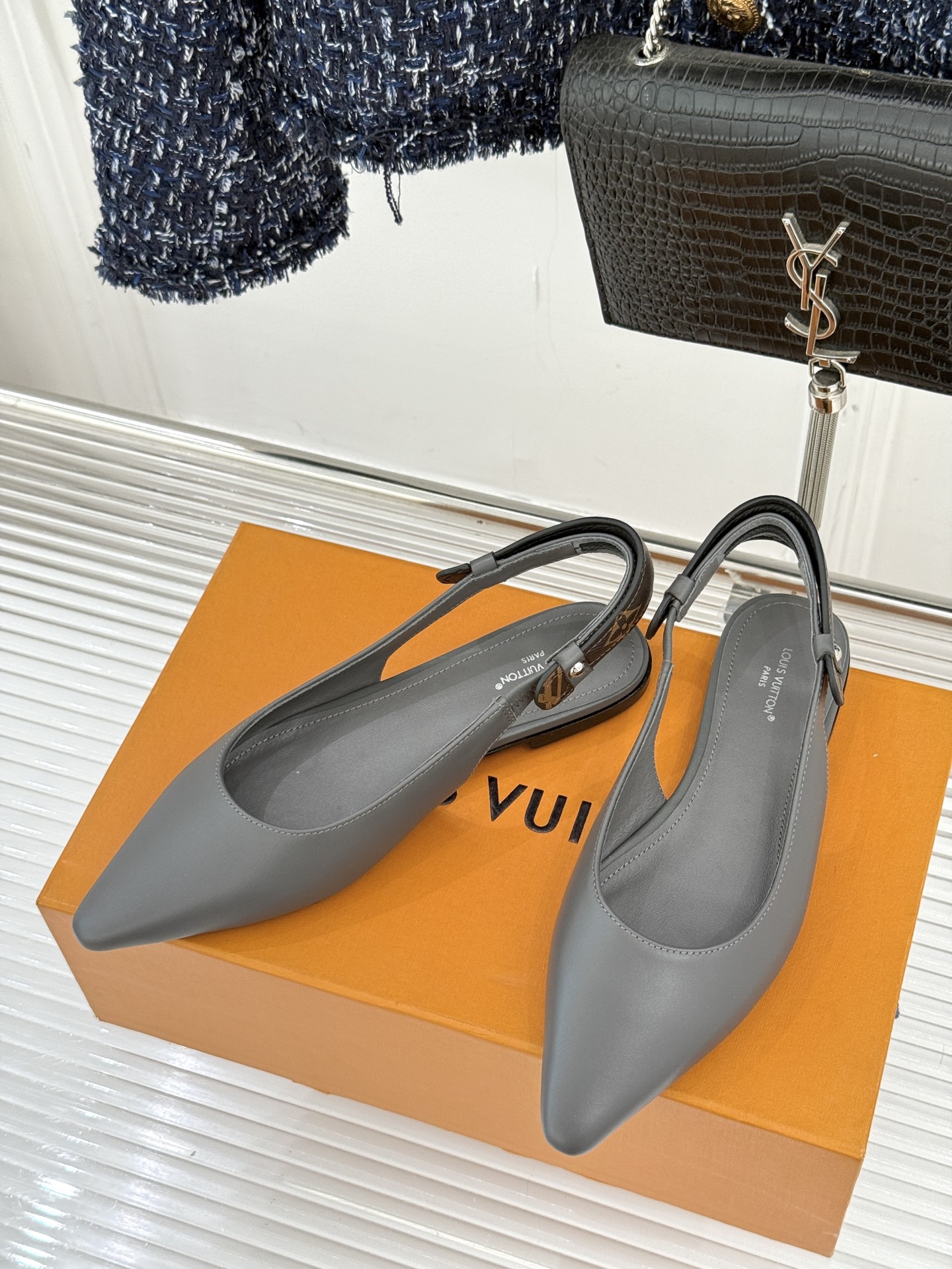 驴牌25WF秋冬新品老花水钻尖头后空高跟凉鞋感受先锋设计与经典格调的激情碰撞让足下生风 成为街头焦点。经