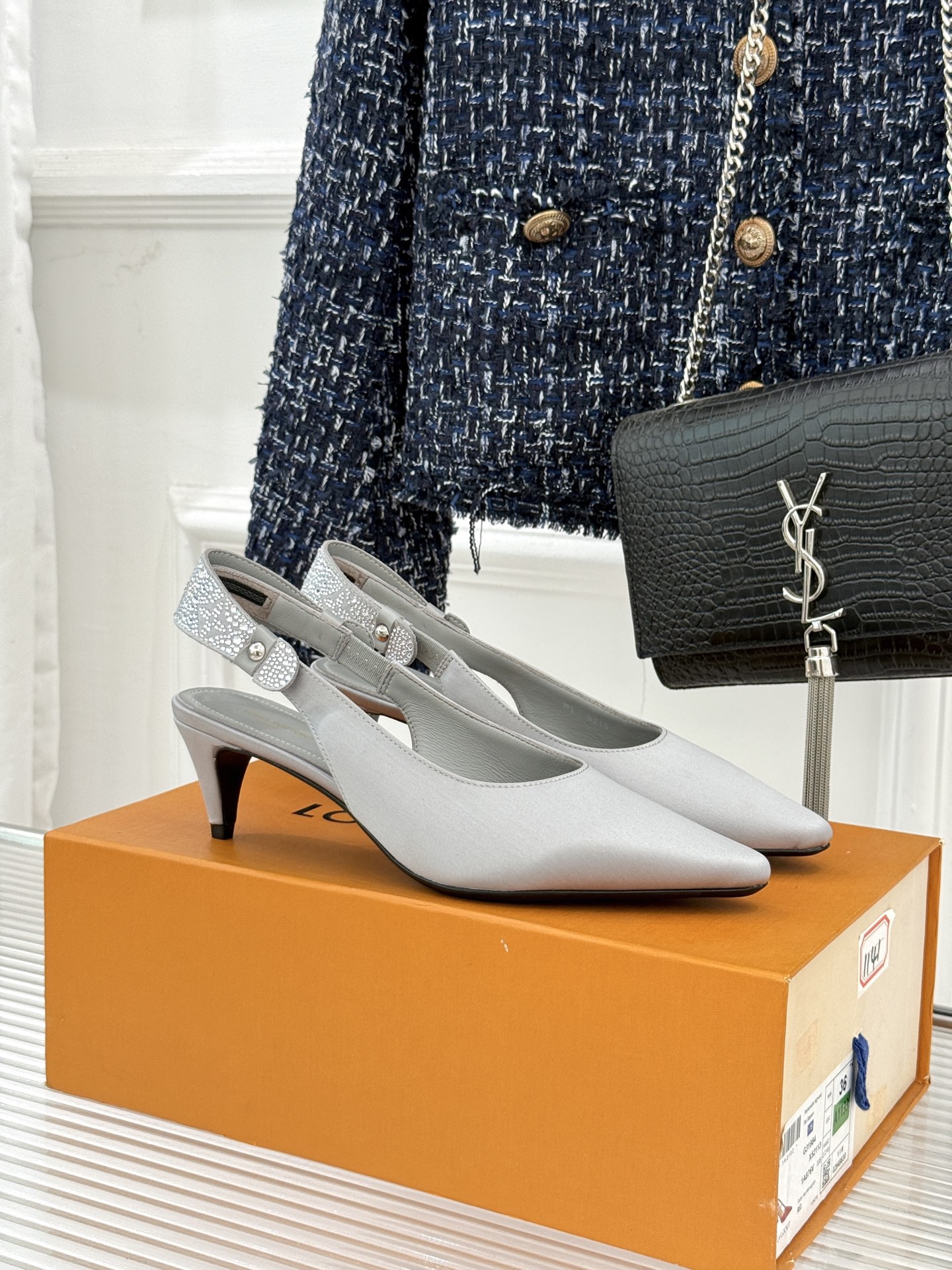 驴牌25WF秋冬新品老花水钻尖头后空高跟凉鞋感受先锋设计与经典格调的激情碰撞让足下生风 成为街头焦点。经