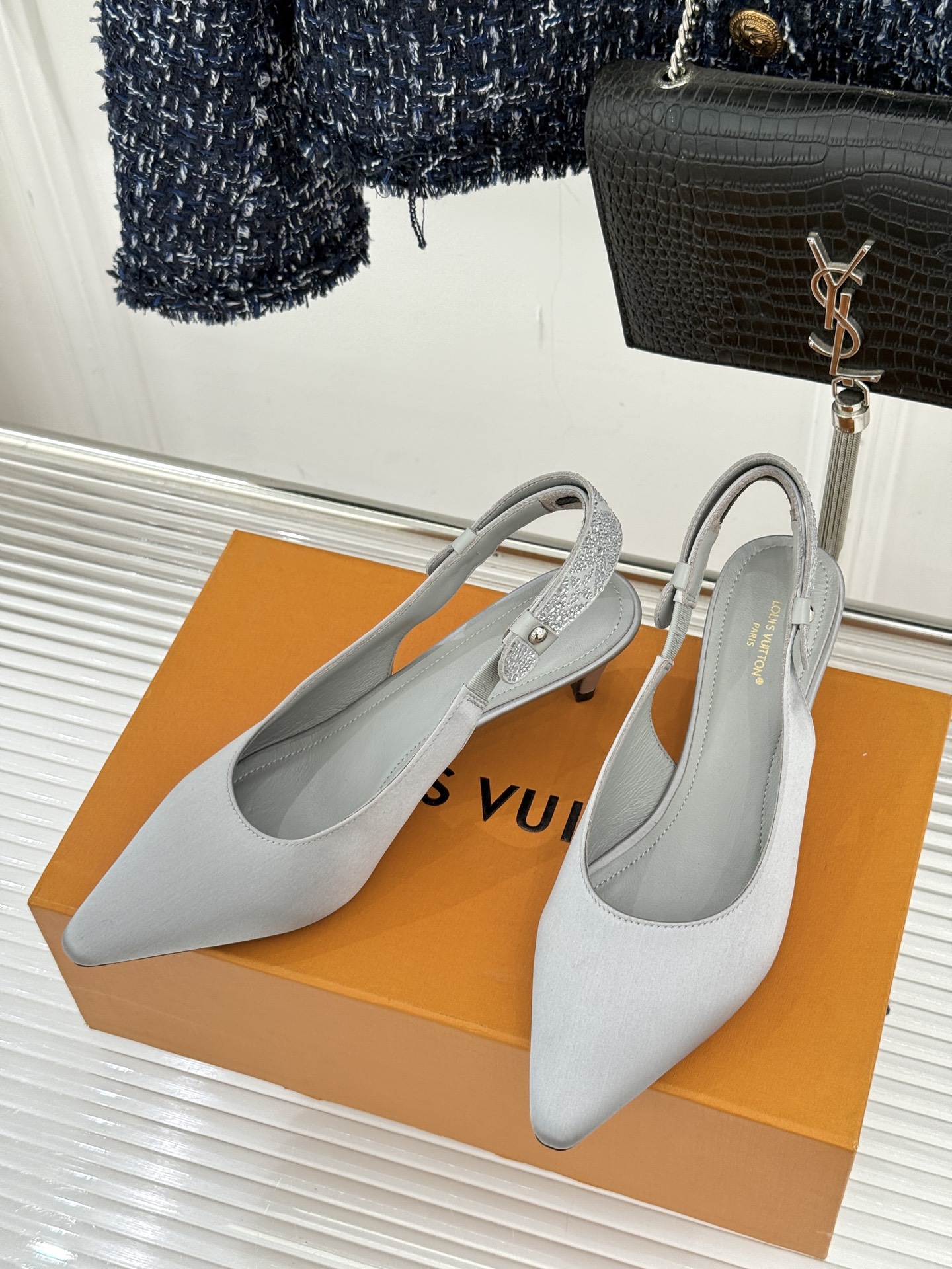 驴牌25WF秋冬新品老花水钻尖头后空高跟凉鞋感受先锋设计与经典格调的激情碰撞让足下生风 成为街头焦点。经