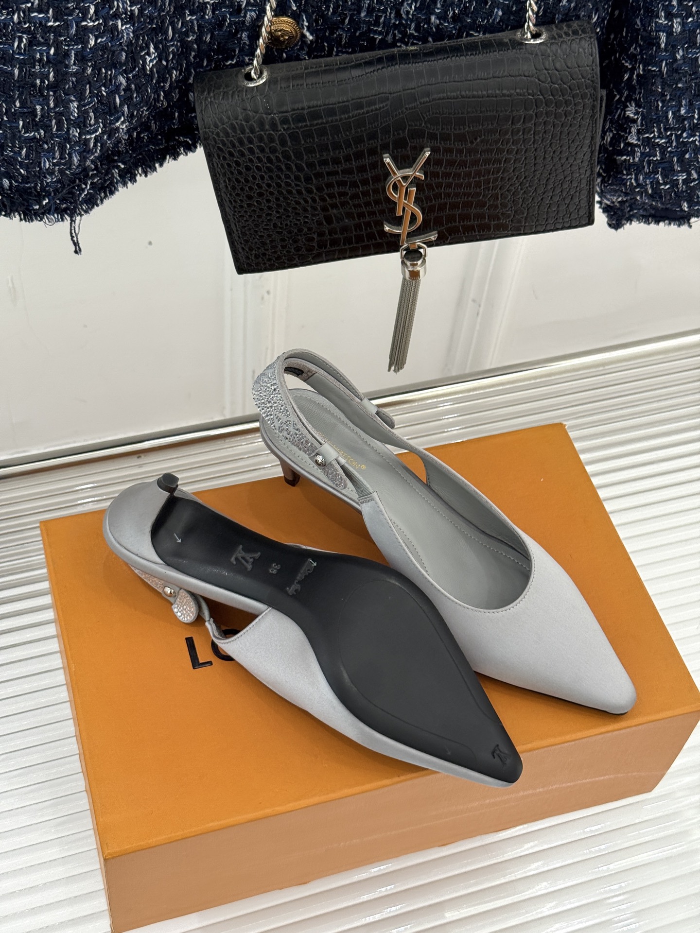 驴牌25WF秋冬新品老花水钻尖头后空高跟凉鞋感受先锋设计与经典格调的激情碰撞让足下生风 成为街头焦点。经