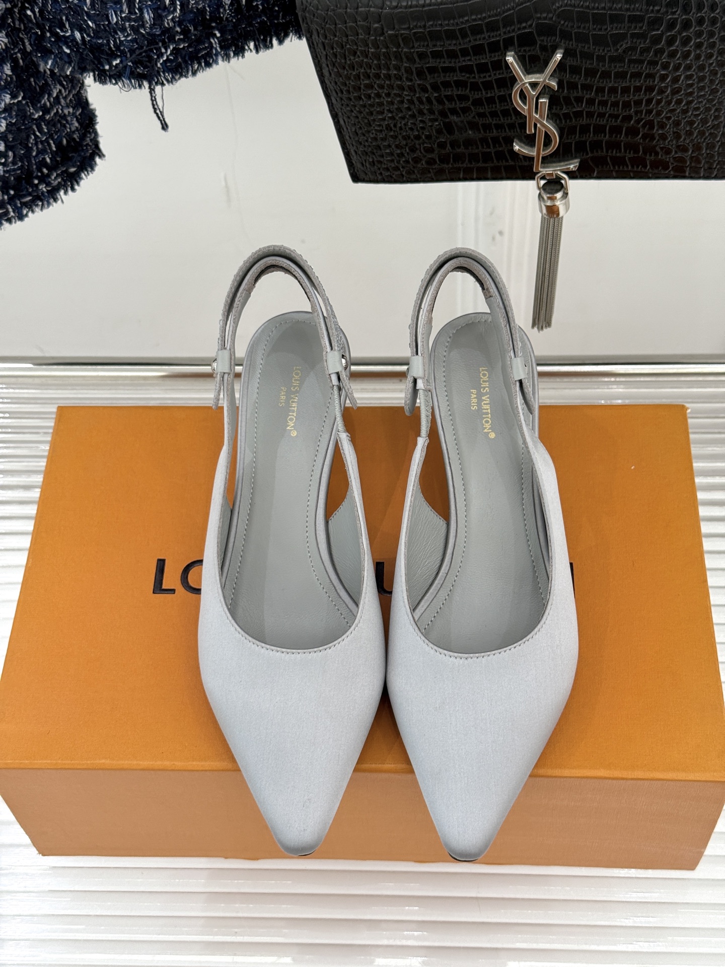 驴牌25WF秋冬新品老花水钻尖头后空高跟凉鞋感受先锋设计与经典格调的激情碰撞让足下生风 成为街头焦点。经