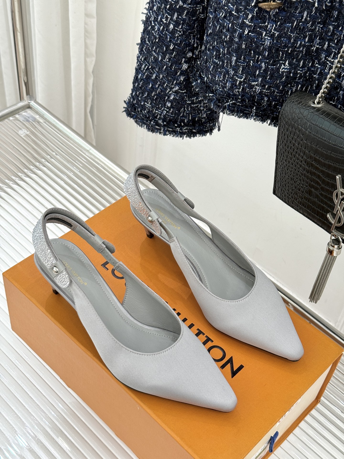 驴牌25WF秋冬新品老花水钻尖头后空高跟凉鞋感受先锋设计与经典格调的激情碰撞让足下生风 成为街头焦点。经