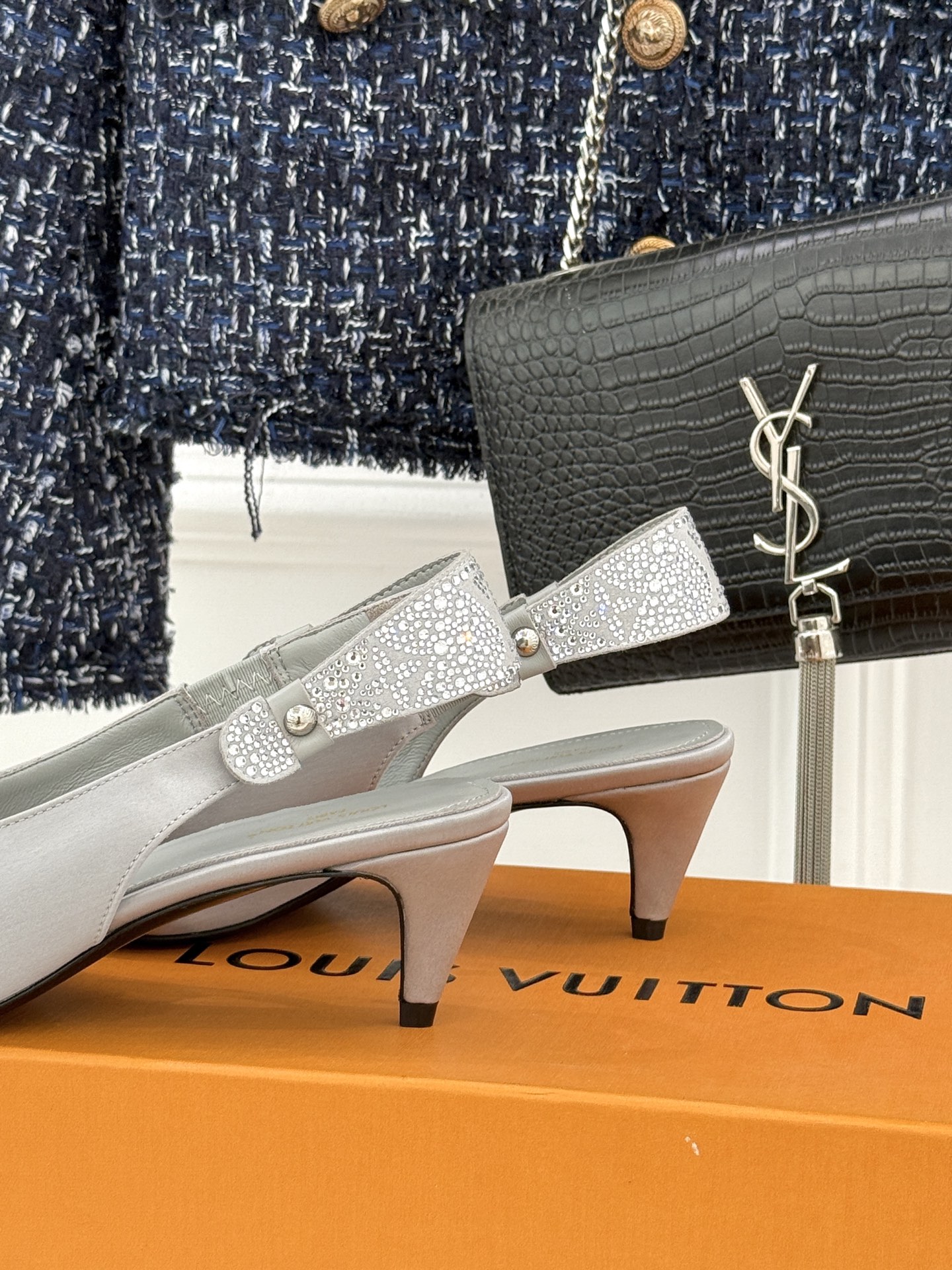 驴牌25WF秋冬新品老花水钻尖头后空高跟凉鞋感受先锋设计与经典格调的激情碰撞让足下生风 成为街头焦点。经