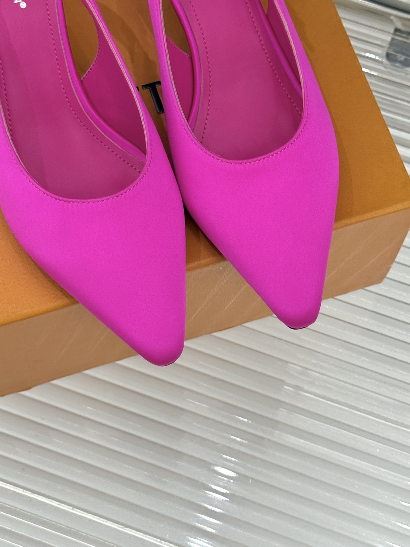 驴牌25WF秋冬新品老花水钻尖头后空高跟凉鞋感受先锋设计与经典格调的激情碰撞让足下生风 成为街头焦点。经