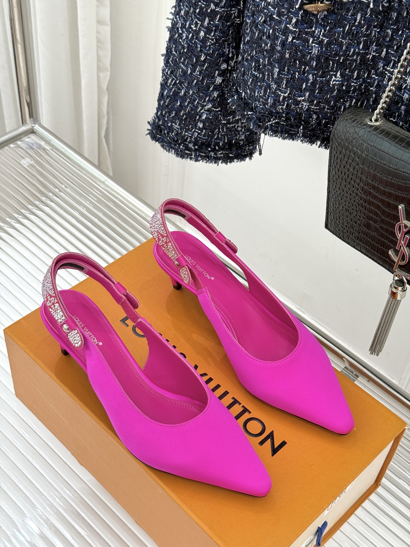 驴牌25WF秋冬新品老花水钻尖头后空高跟凉鞋感受先锋设计与经典格调的激情碰撞让足下生风 成为街头焦点。经