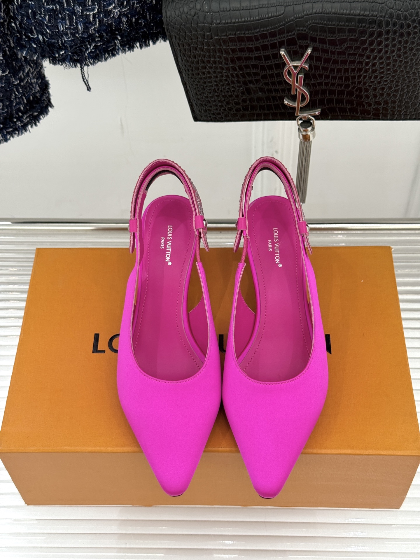 驴牌25WF秋冬新品老花水钻尖头后空高跟凉鞋感受先锋设计与经典格调的激情碰撞让足下生风 成为街头焦点。经