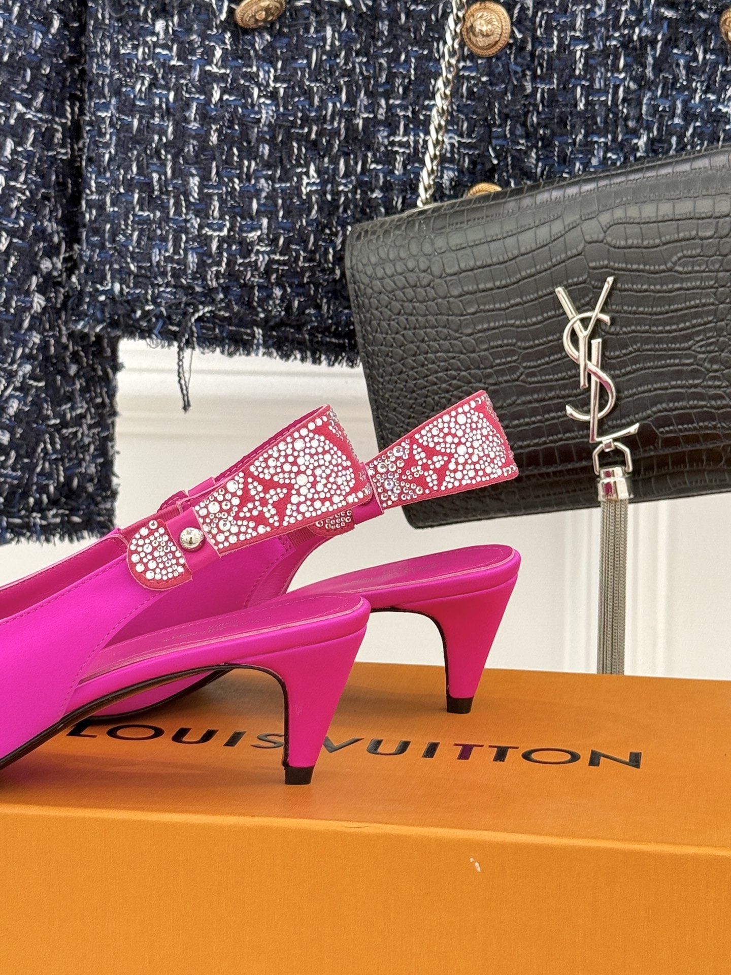 驴牌25WF秋冬新品老花水钻尖头后空高跟凉鞋感受先锋设计与经典格调的激情碰撞让足下生风 成为街头焦点。经