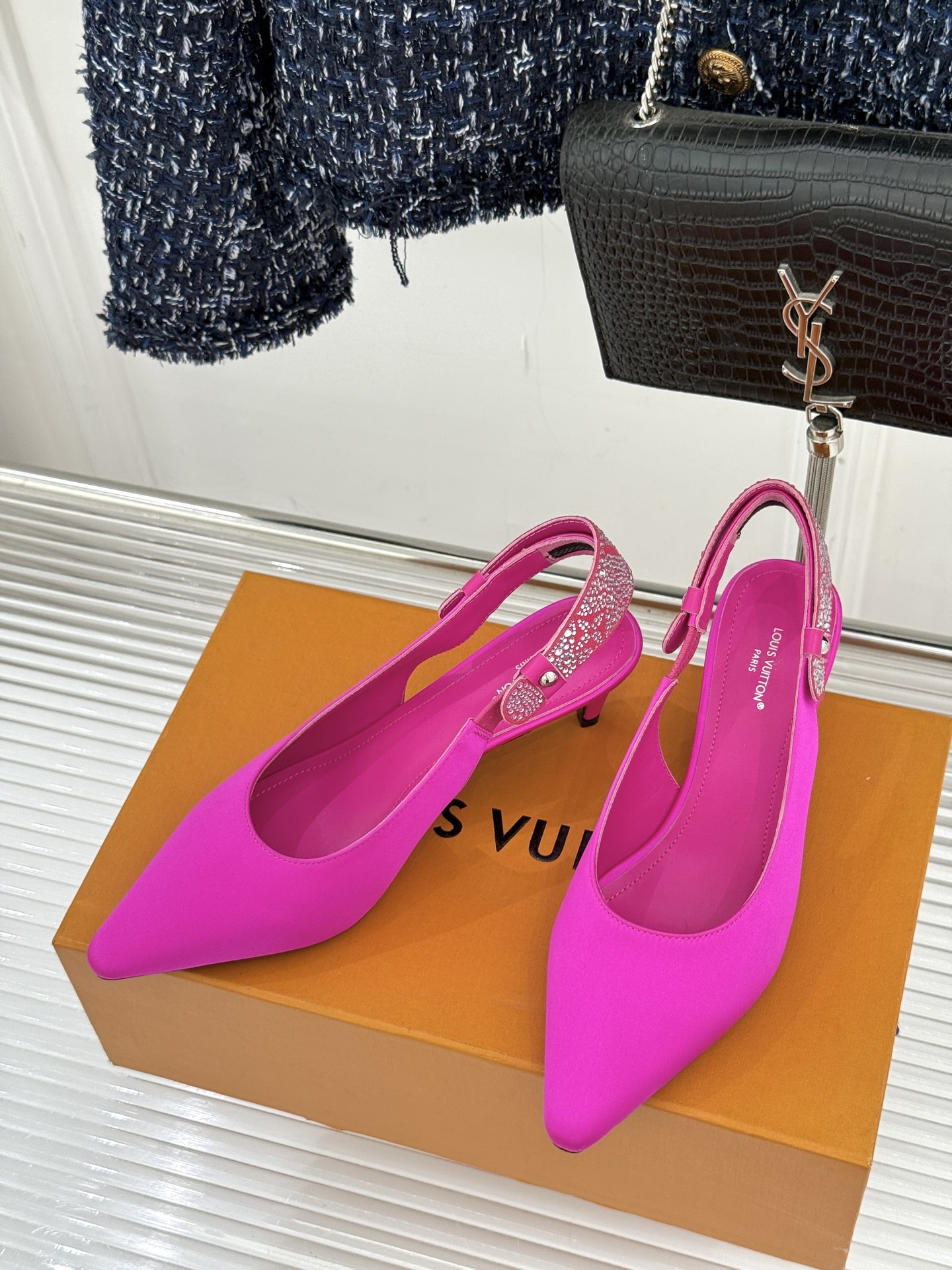 驴牌25WF秋冬新品老花水钻尖头后空高跟凉鞋感受先锋设计与经典格调的激情碰撞让足下生风 成为街头焦点。经