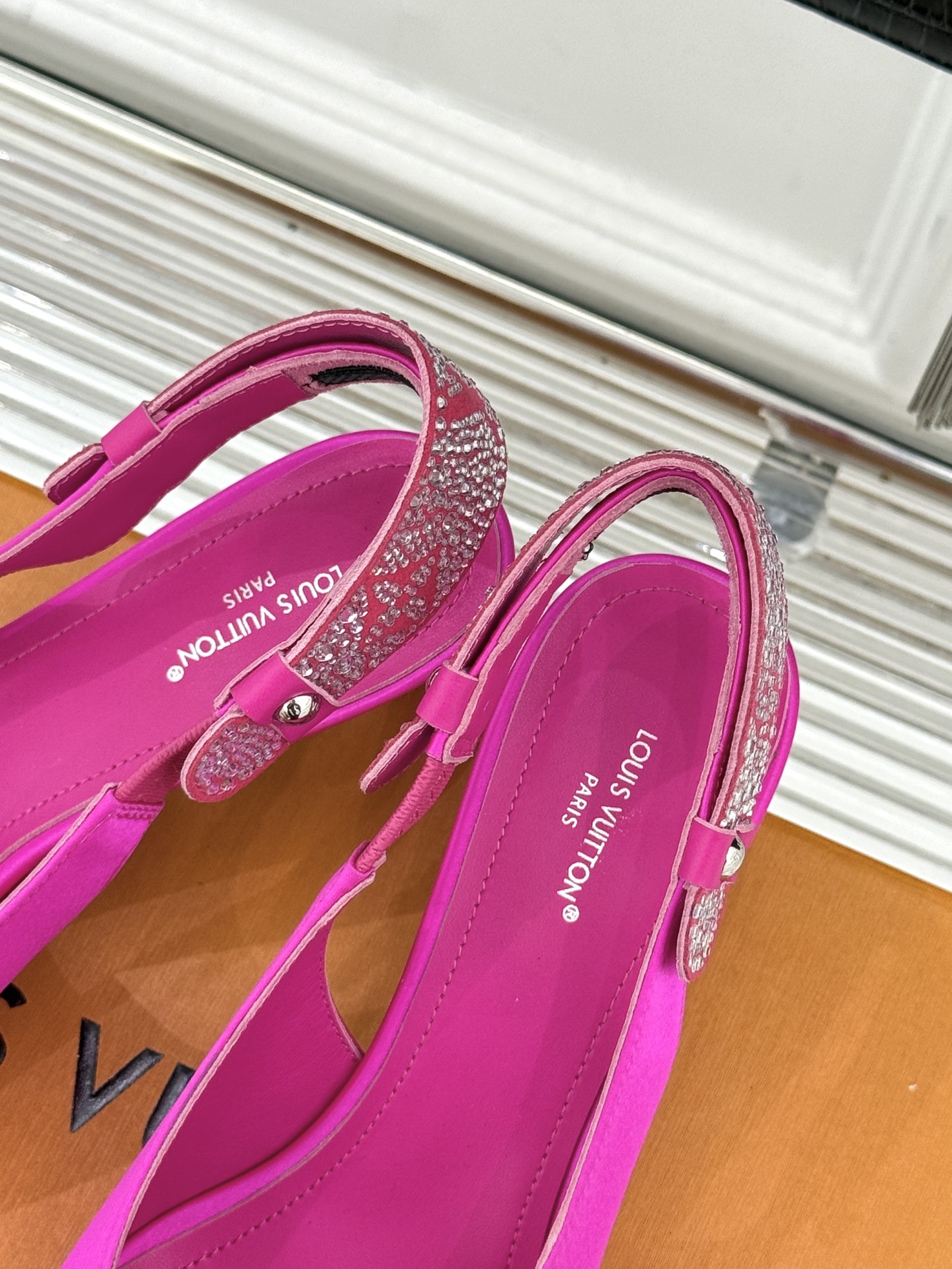 驴牌25WF秋冬新品老花水钻尖头后空高跟凉鞋感受先锋设计与经典格调的激情碰撞让足下生风 成为街头焦点。经