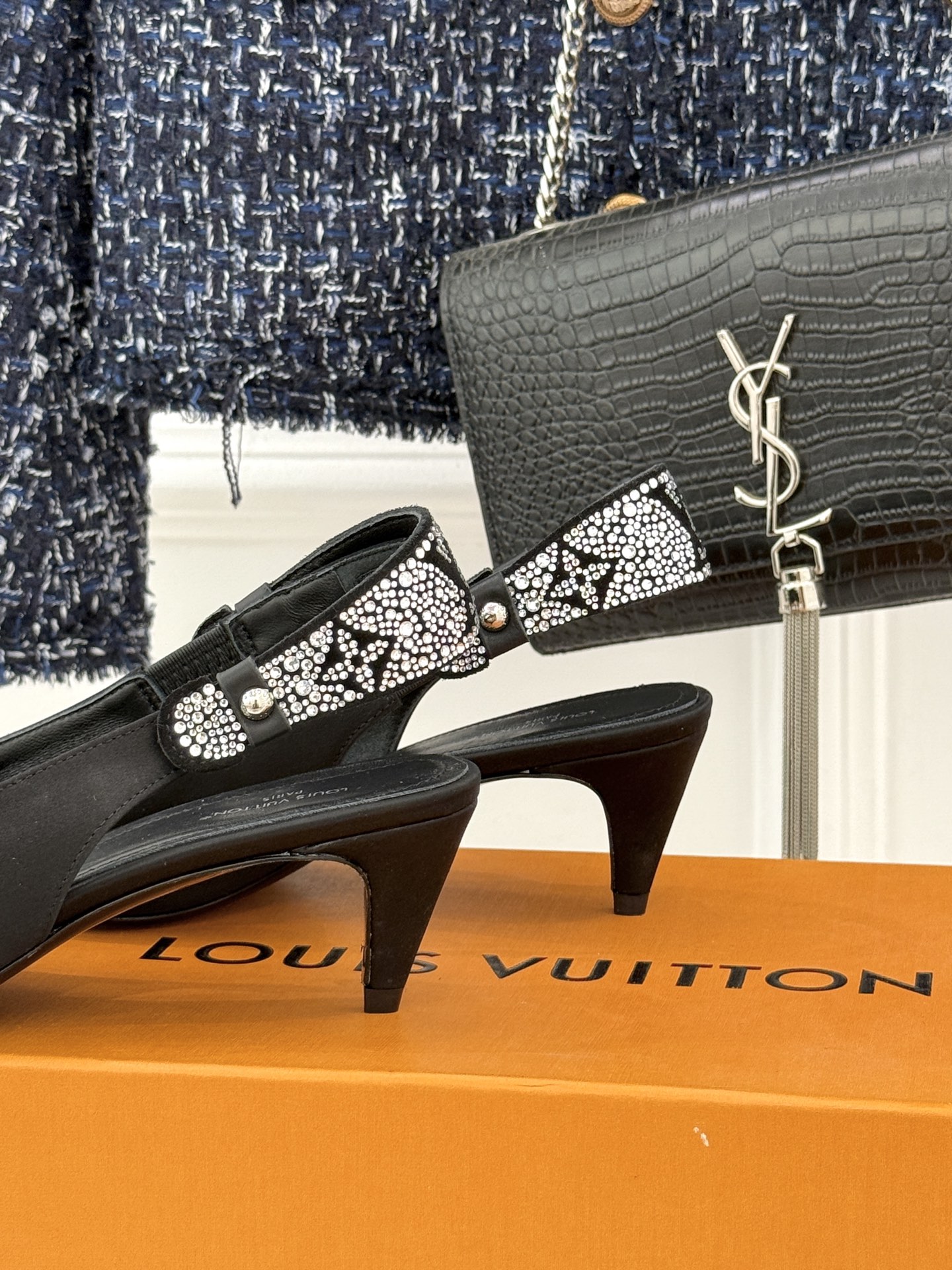 驴牌25WF秋冬新品老花水钻尖头后空高跟凉鞋感受先锋设计与经典格调的激情碰撞让足下生风 成为街头焦点。经