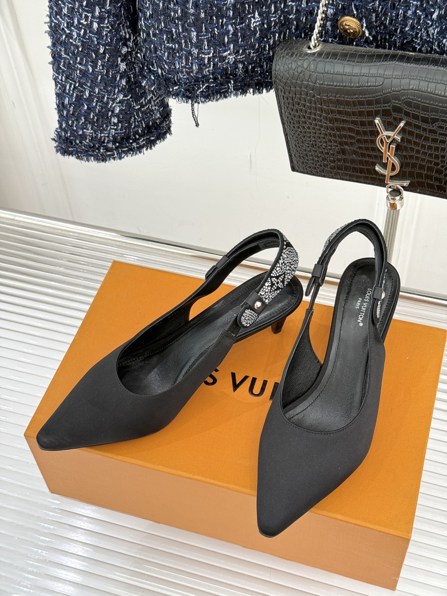 驴牌25WF秋冬新品老花水钻尖头后空高跟凉鞋感受先锋设计与经典格调的激情碰撞让足下生风 成为街头焦点。经