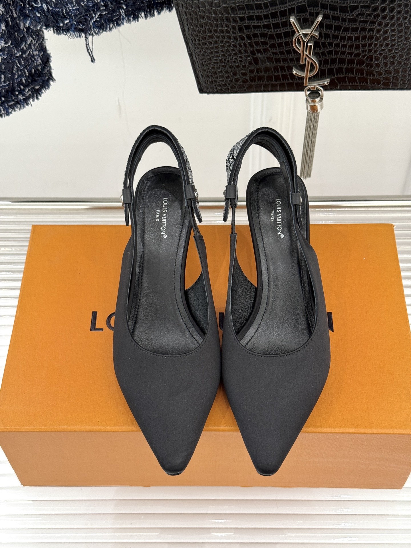 驴牌25WF秋冬新品老花水钻尖头后空高跟凉鞋感受先锋设计与经典格调的激情碰撞让足下生风 成为街头焦点。经