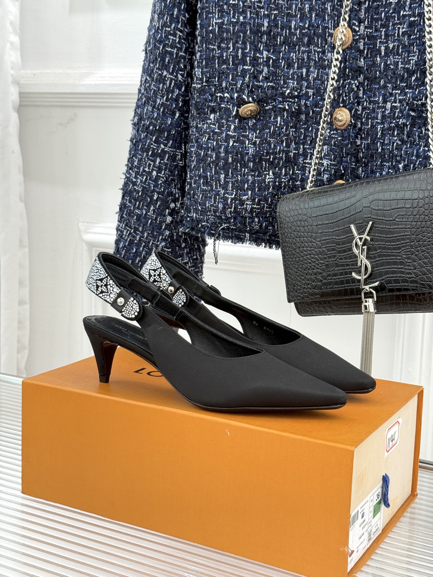 驴牌25WF秋冬新品老花水钻尖头后空高跟凉鞋感受先锋设计与经典格调的激情碰撞让足下生风 成为街头焦点。经