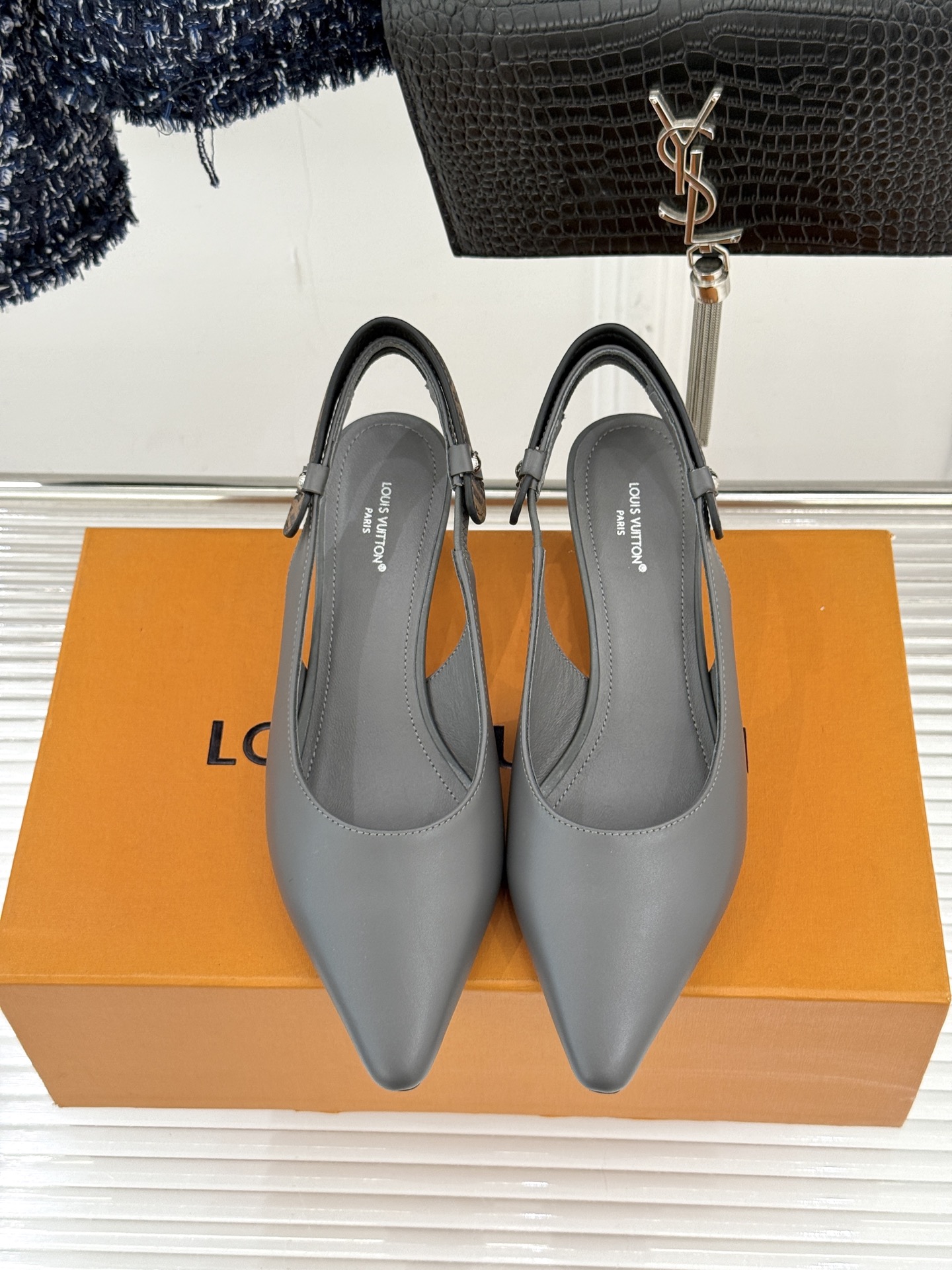 驴牌25WF秋冬新品老花水钻尖头后空高跟凉鞋感受先锋设计与经典格调的激情碰撞让足下生风 成为街头焦点。经