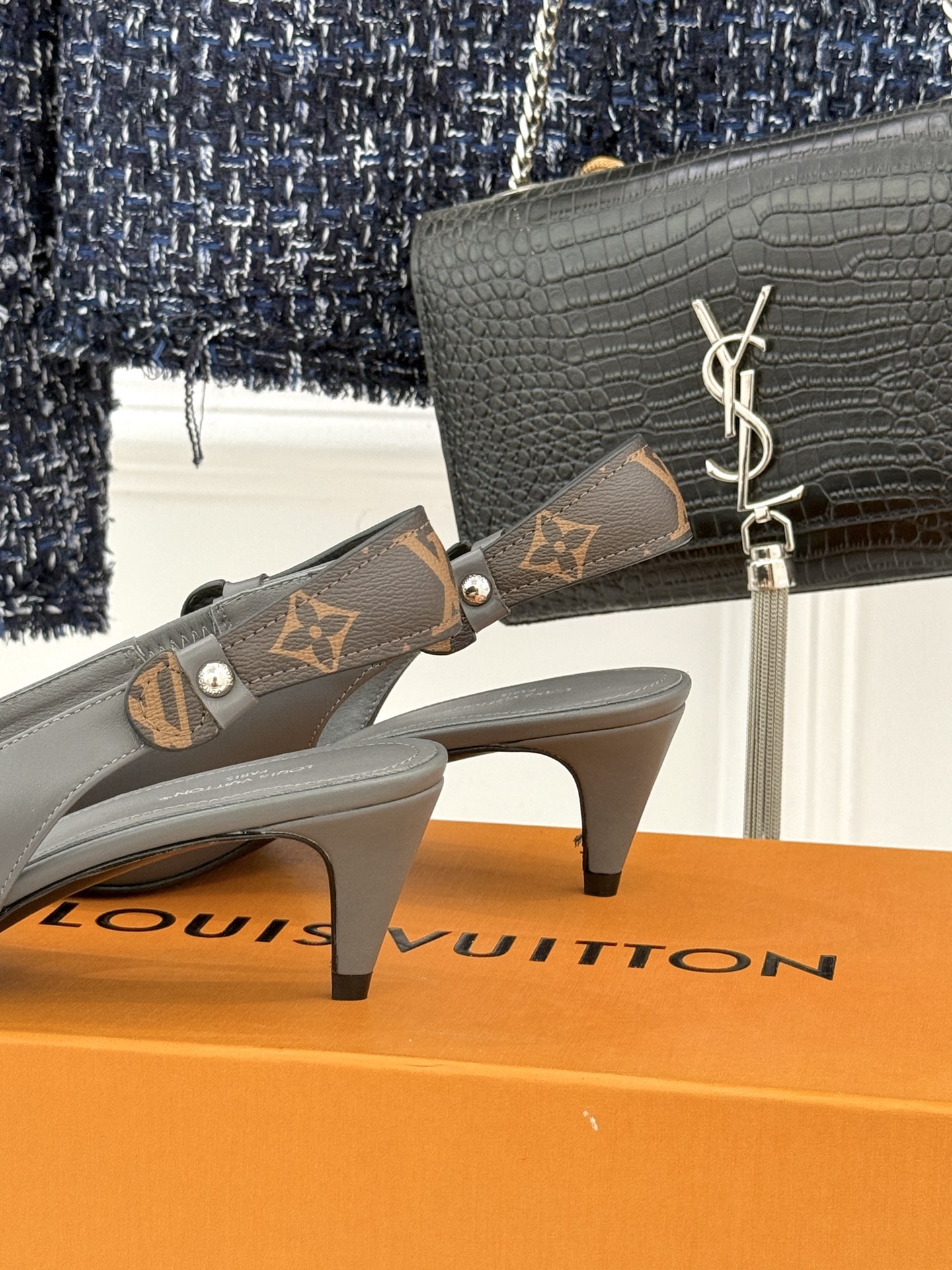 驴牌25WF秋冬新品老花水钻尖头后空高跟凉鞋感受先锋设计与经典格调的激情碰撞让足下生风 成为街头焦点。经